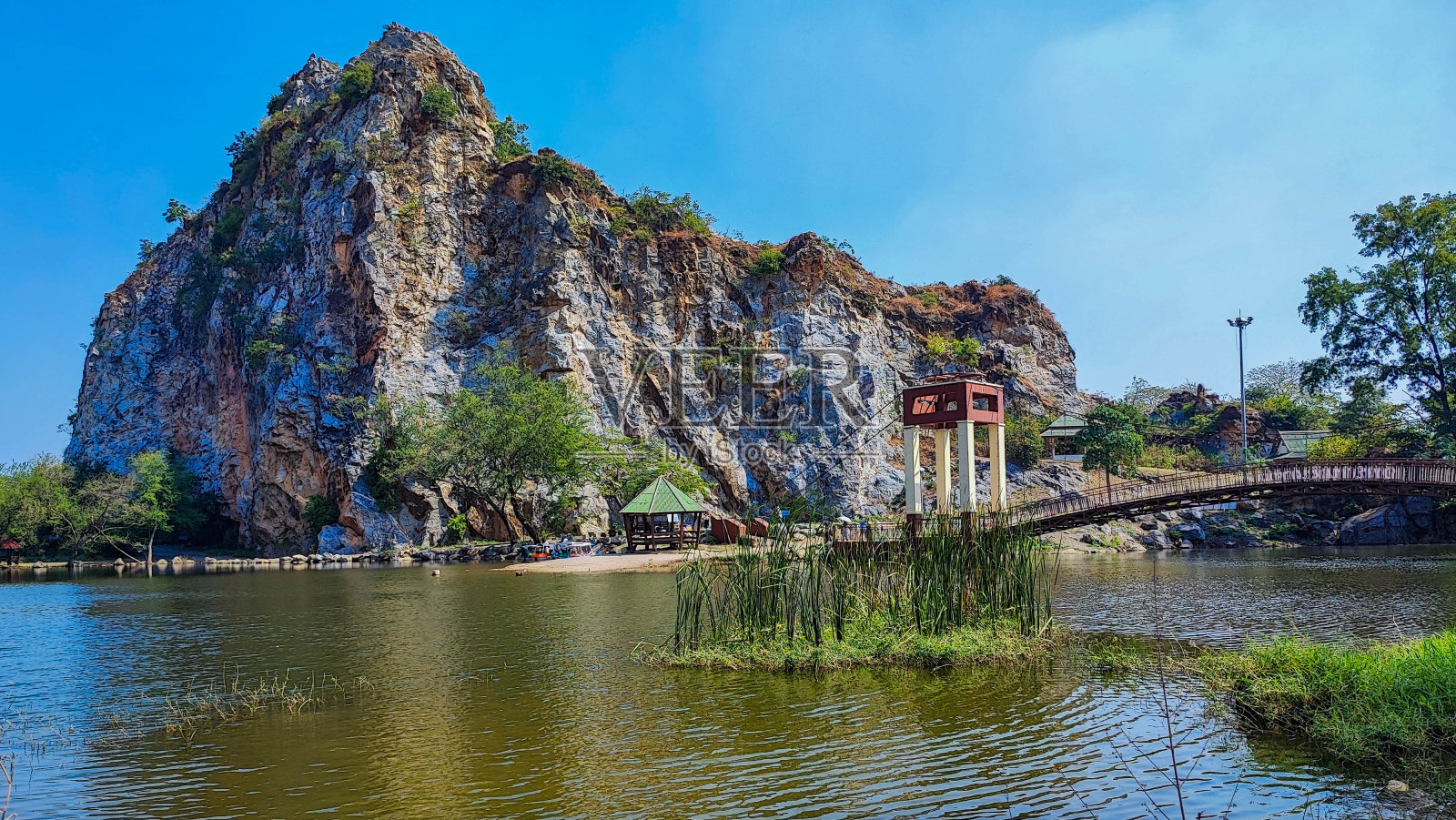 大石山，水和蓝天在考恩石公园，泰国叻武里照片摄影图片