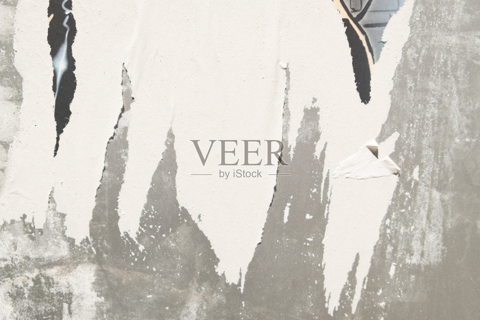 撕破的街道海报背景。破纸街头拼贴。照片摄影图片