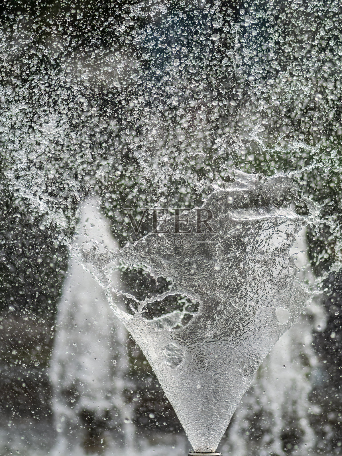 黑色背景上的水花。阳光明媚的日子里喷水的特写。照片摄影图片