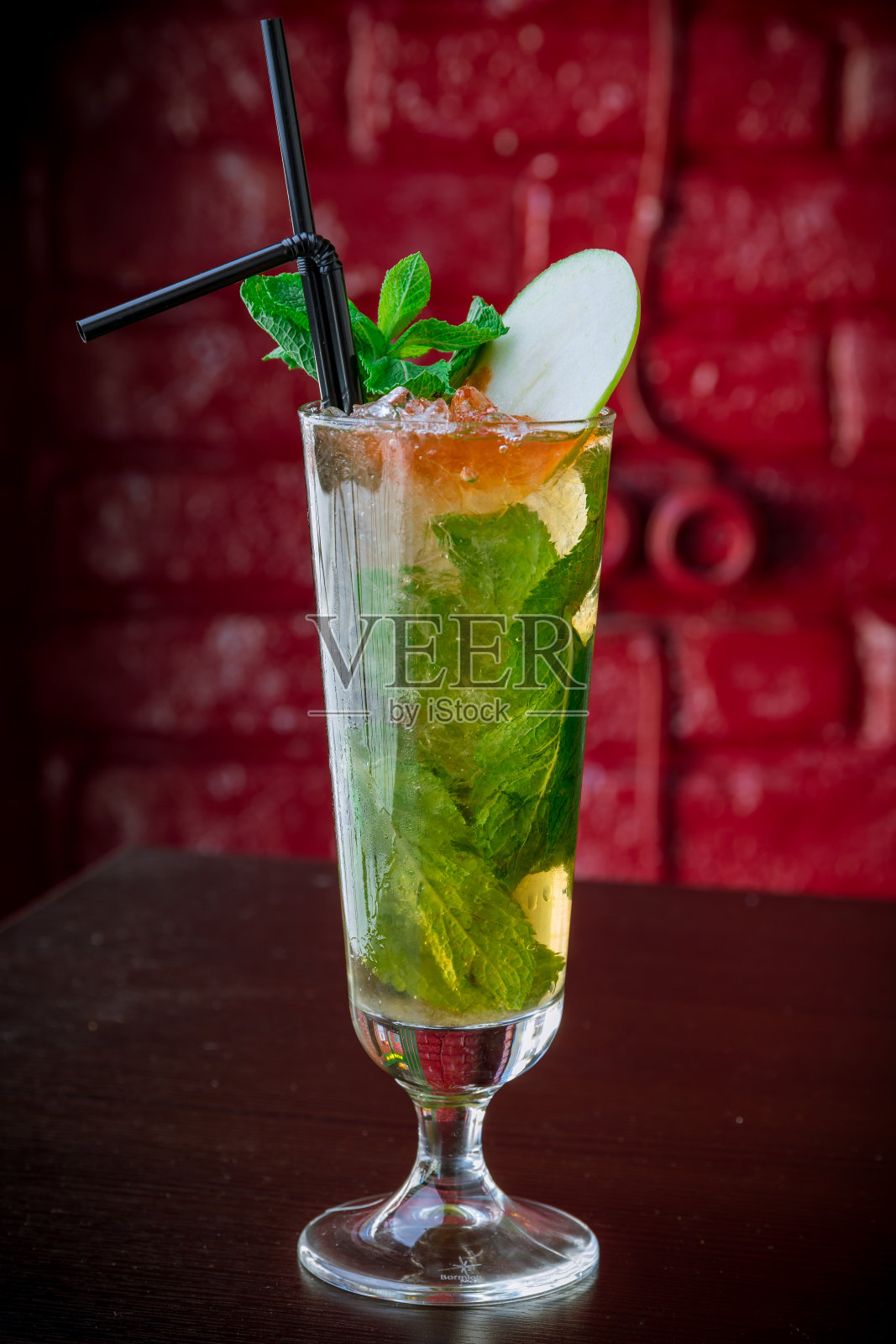 经典莫吉托与薄荷在桌子上，垂直照片摄影图片