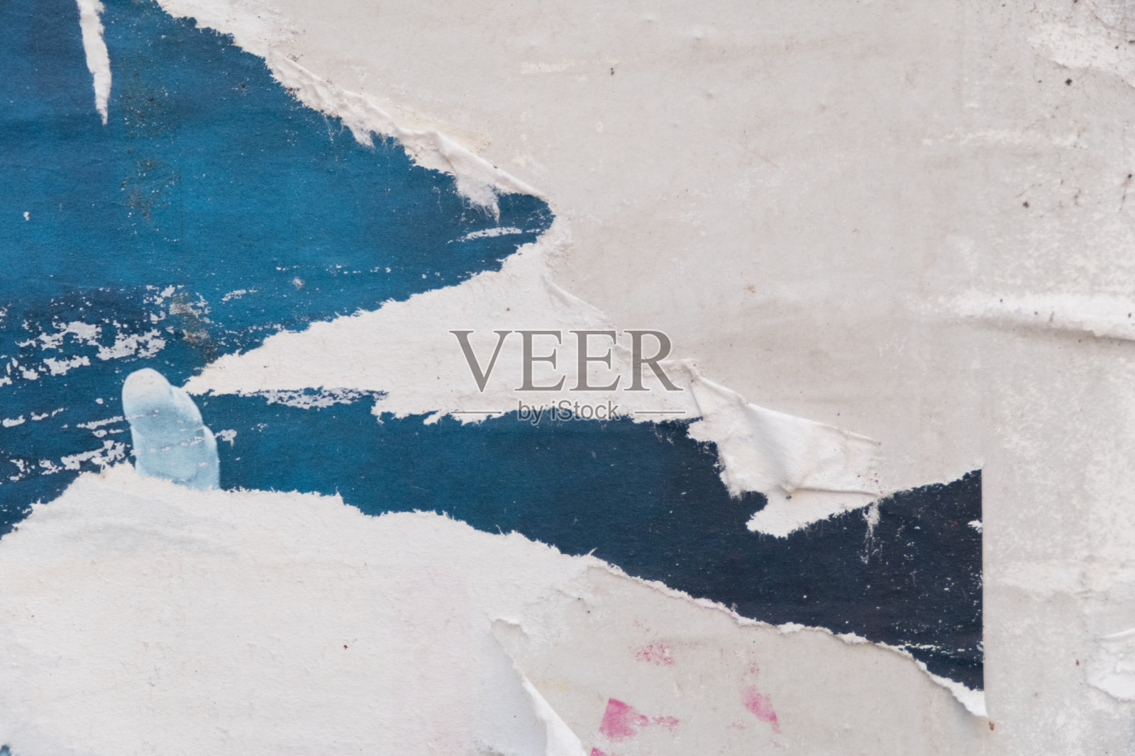 撕破的街道海报背景。破纸街头拼贴。照片摄影图片