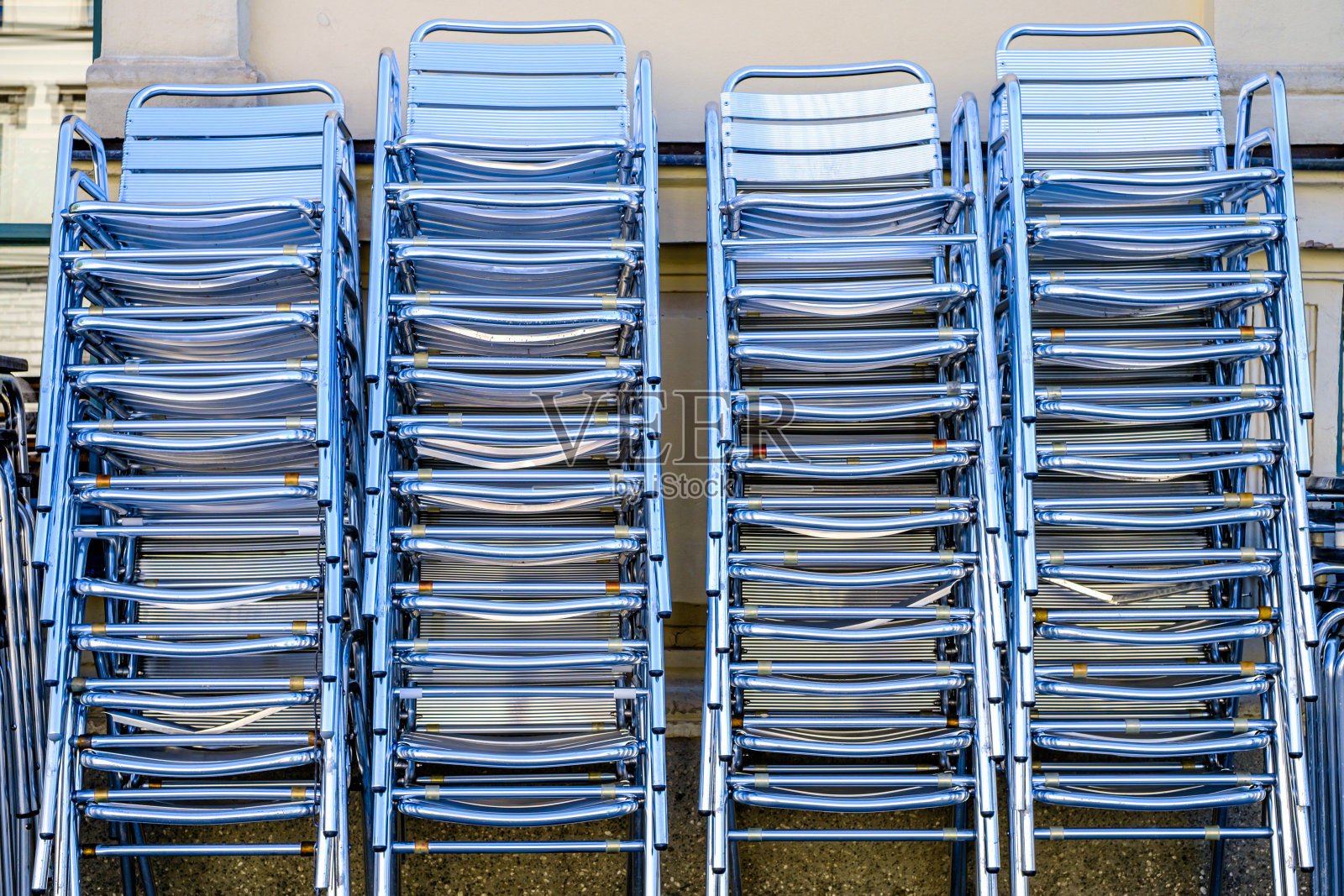 路边咖啡馆的桌椅照片摄影图片