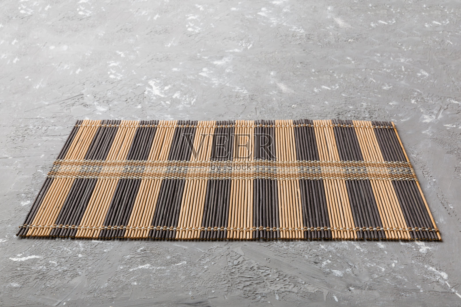 褐色桌布在水泥背景上的远景。为你的设计留出空间照片摄影图片