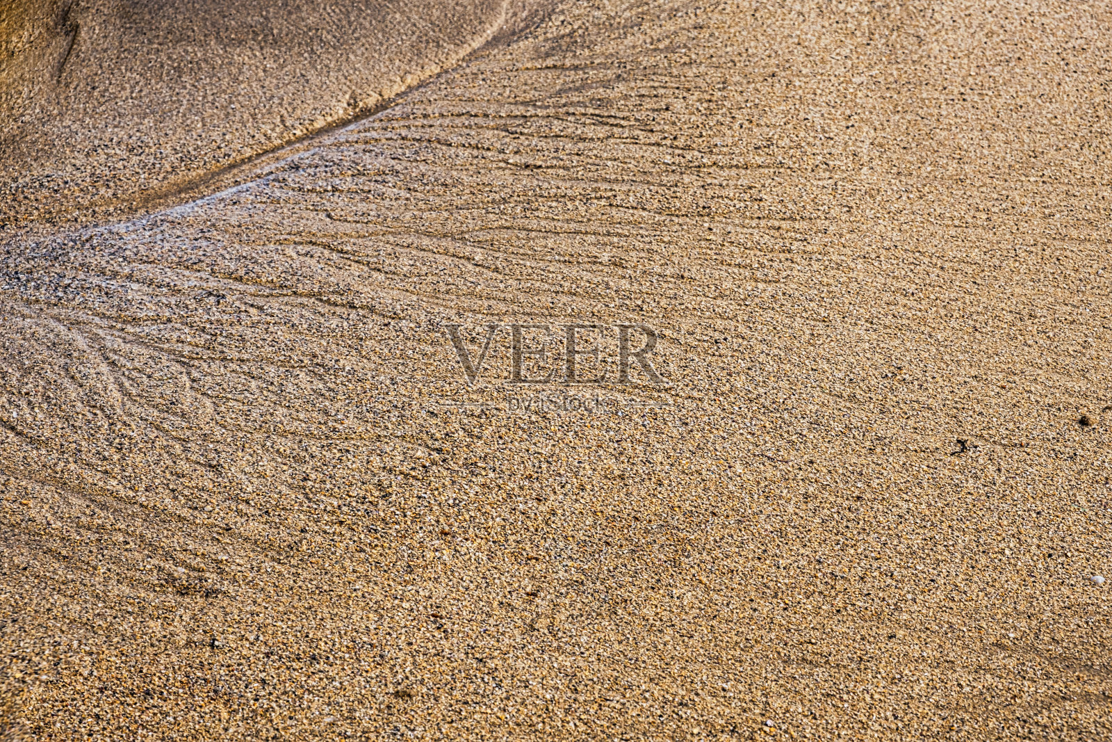 退潮后沙滩上沙子的纹理照片摄影图片