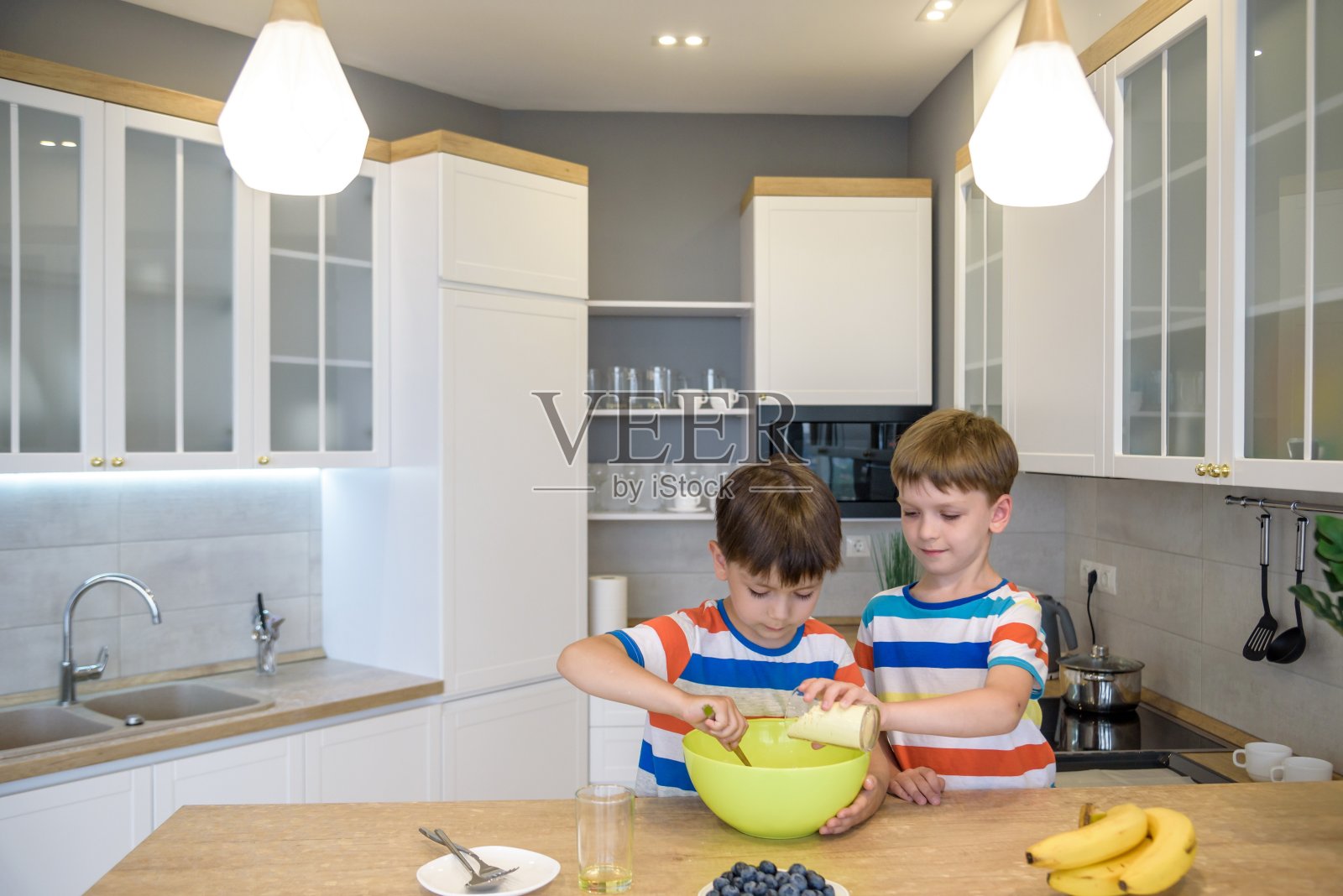 快乐的家庭有趣的孩子们正在厨房准备面团，烤饼干照片摄影图片