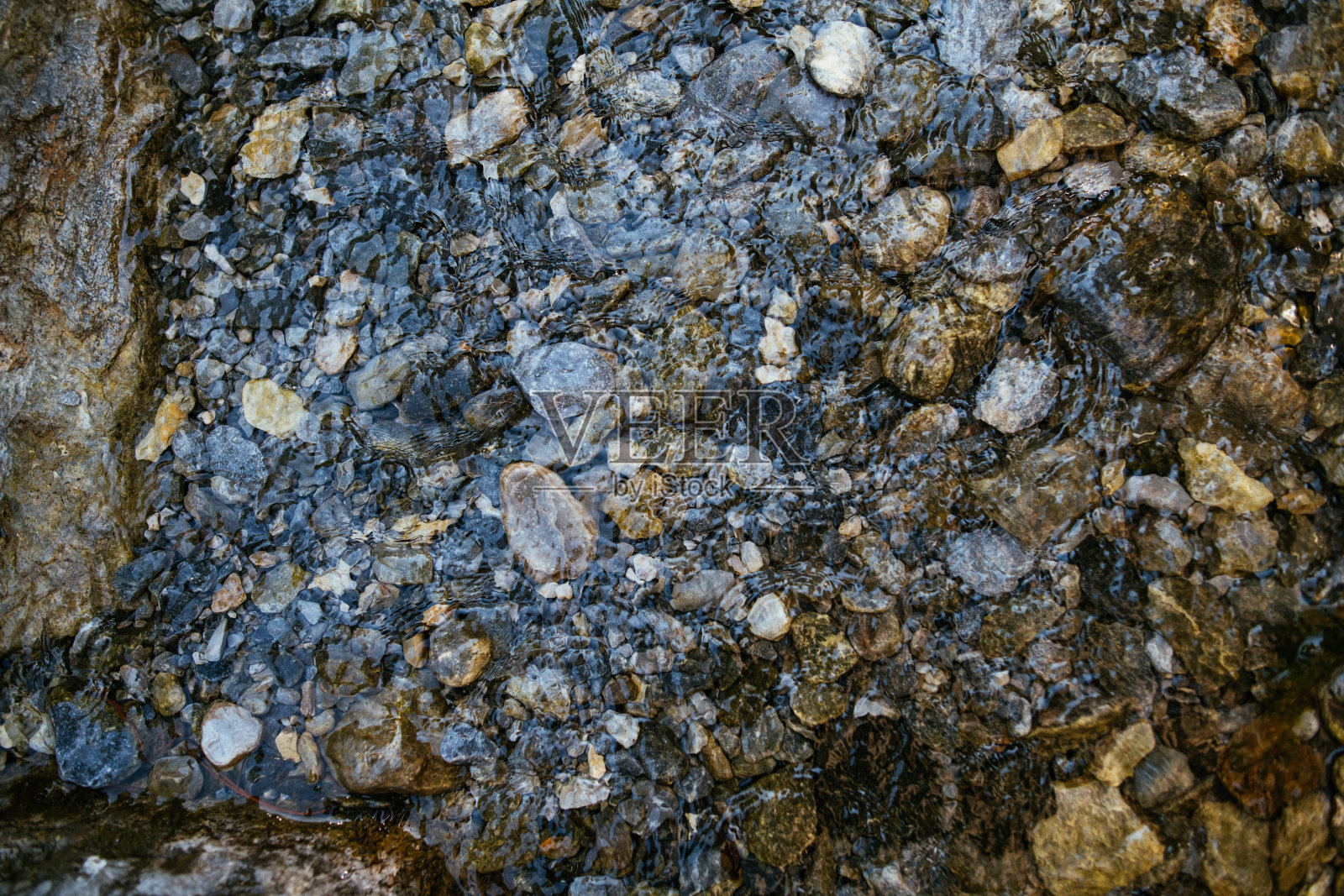 清洁小溪和岩石照片摄影图片