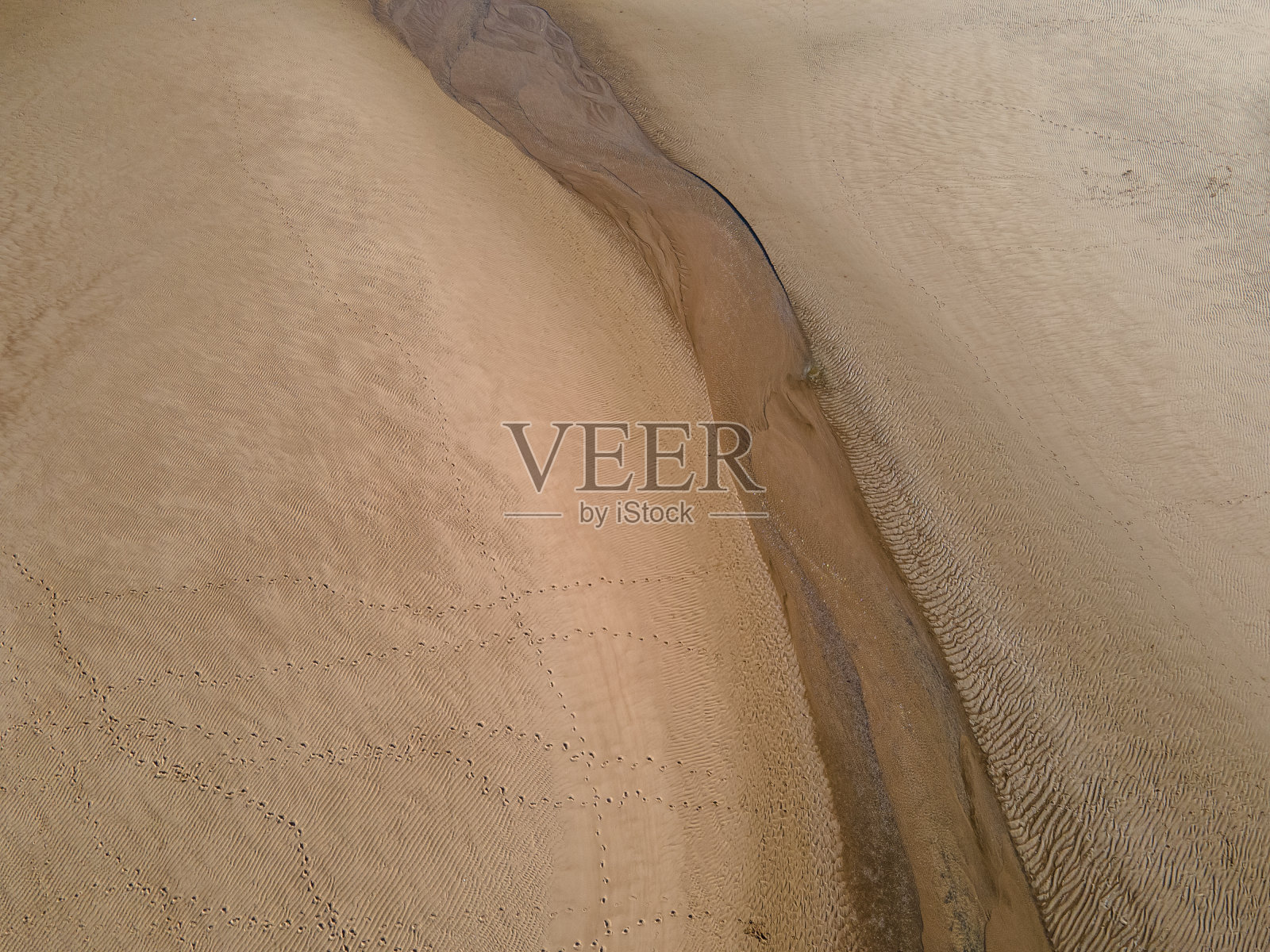 海滩上的河流痕迹鸟瞰图照片摄影图片