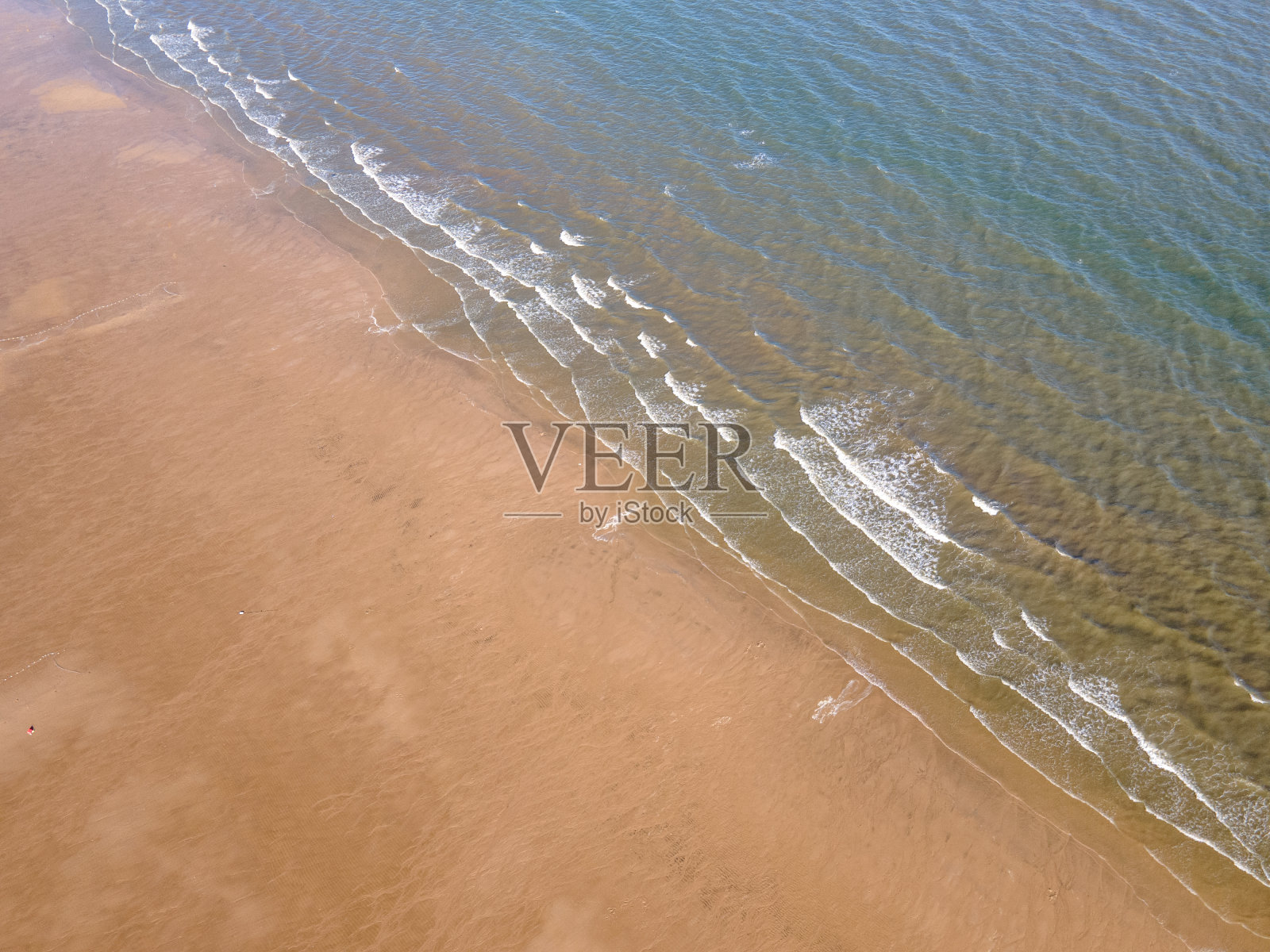 鸟瞰金色沙滩海岸线和浪花照片摄影图片