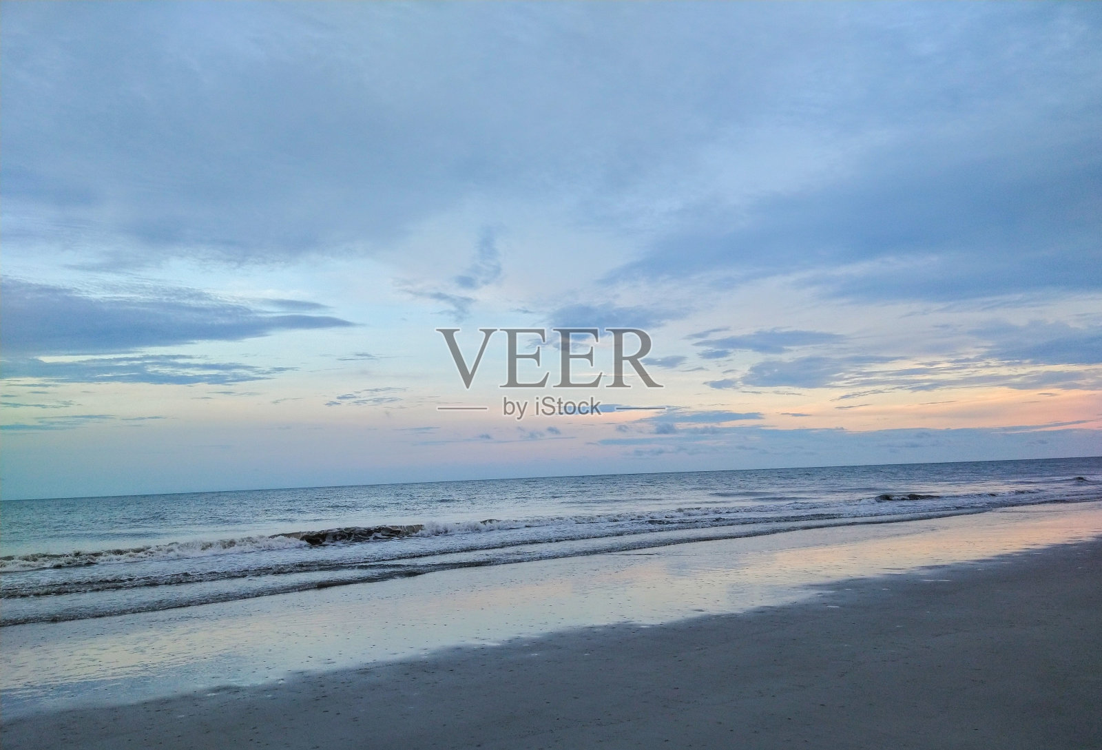 傍晚海浪和云景照片摄影图片