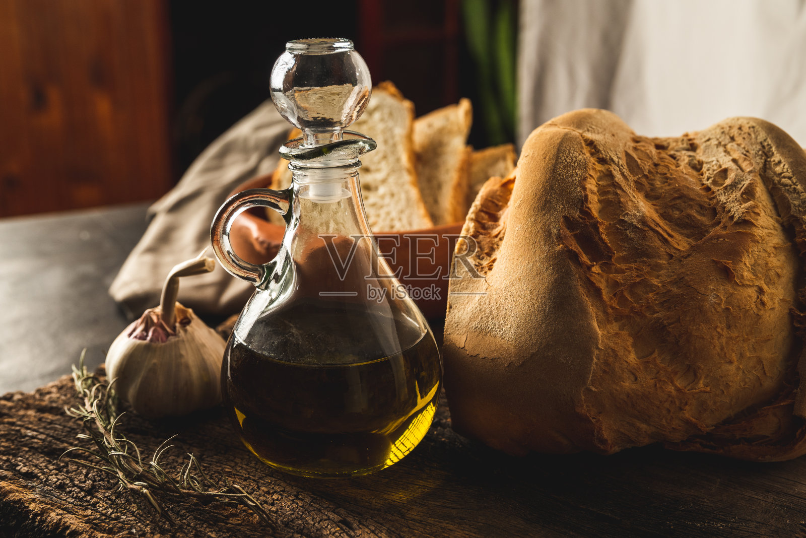 Grisines和乡村面包，橄榄油，大蒜和调味蛋黄酱照片摄影图片