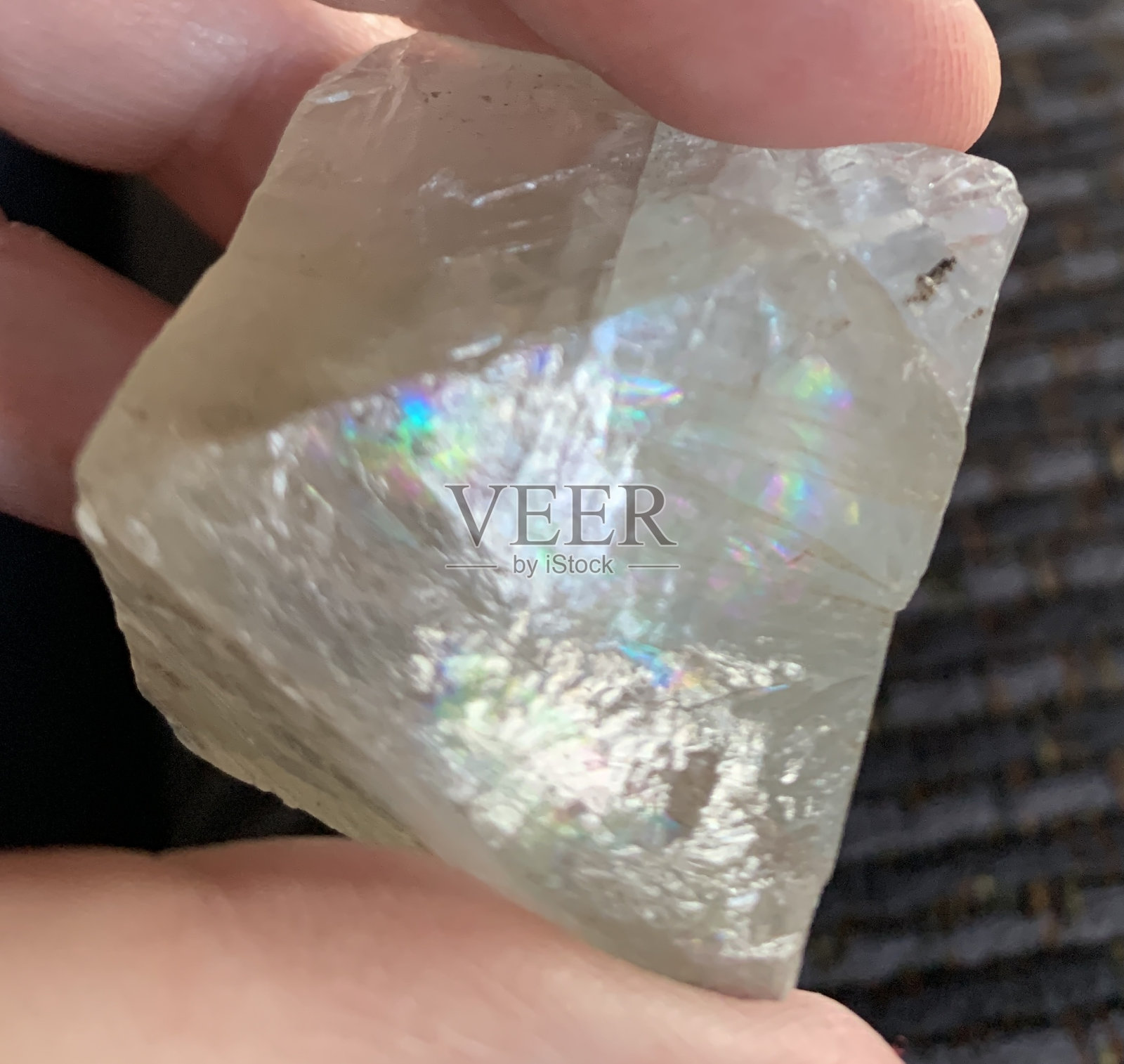 半透明萤石八面体晶体与彩虹反射照片摄影图片