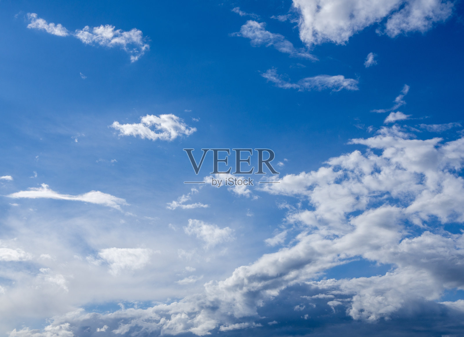 夏天，蓝天上白云朵朵。照片摄影图片