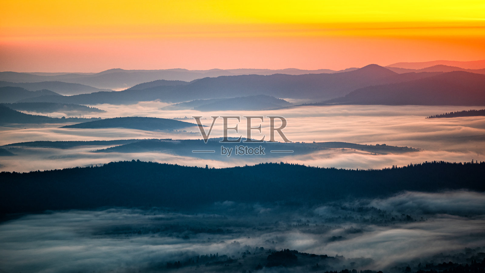 波兰和乌克兰交界处的圣河谷的晨景。照片摄影图片