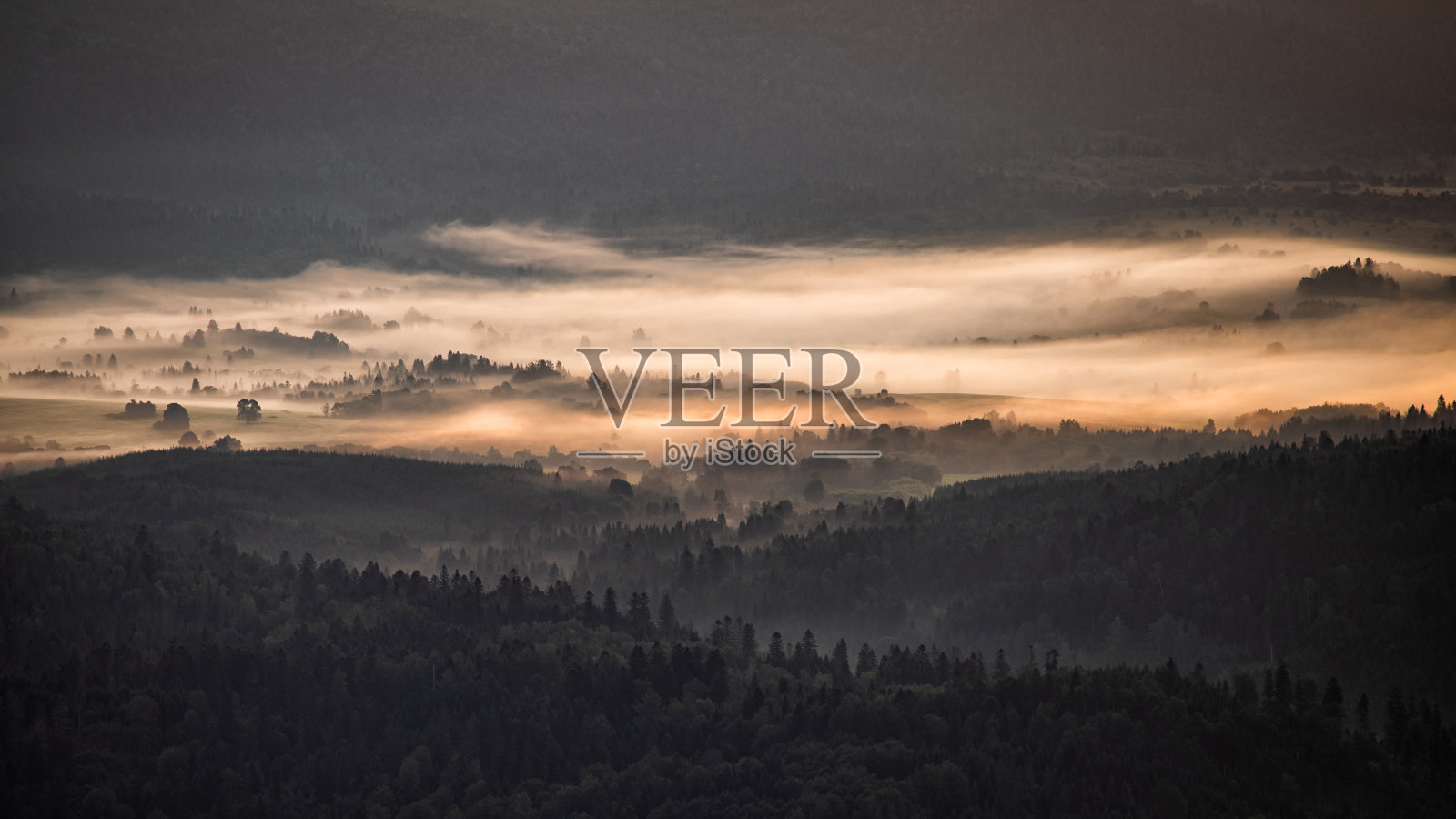 波兰和乌克兰交界处的圣河谷的晨景。照片摄影图片