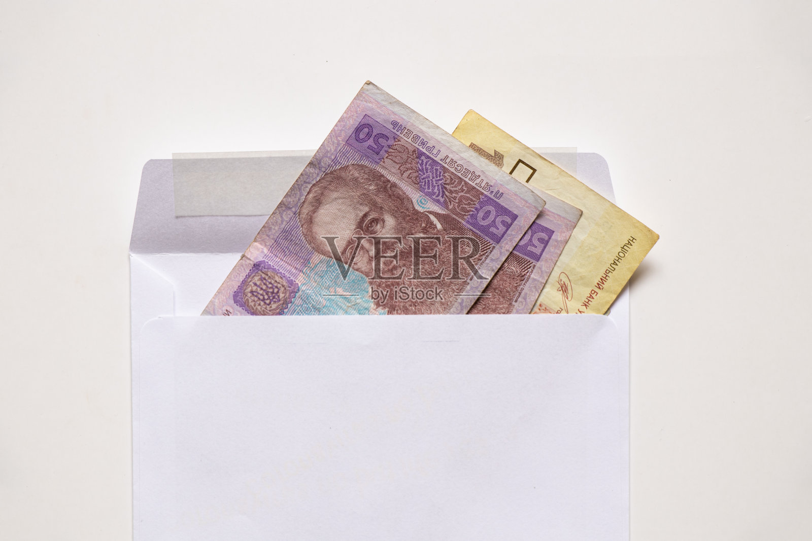 乌克兰50和100 UAH装在白色信封里，白色背景，金融背景，乌克兰照片摄影图片