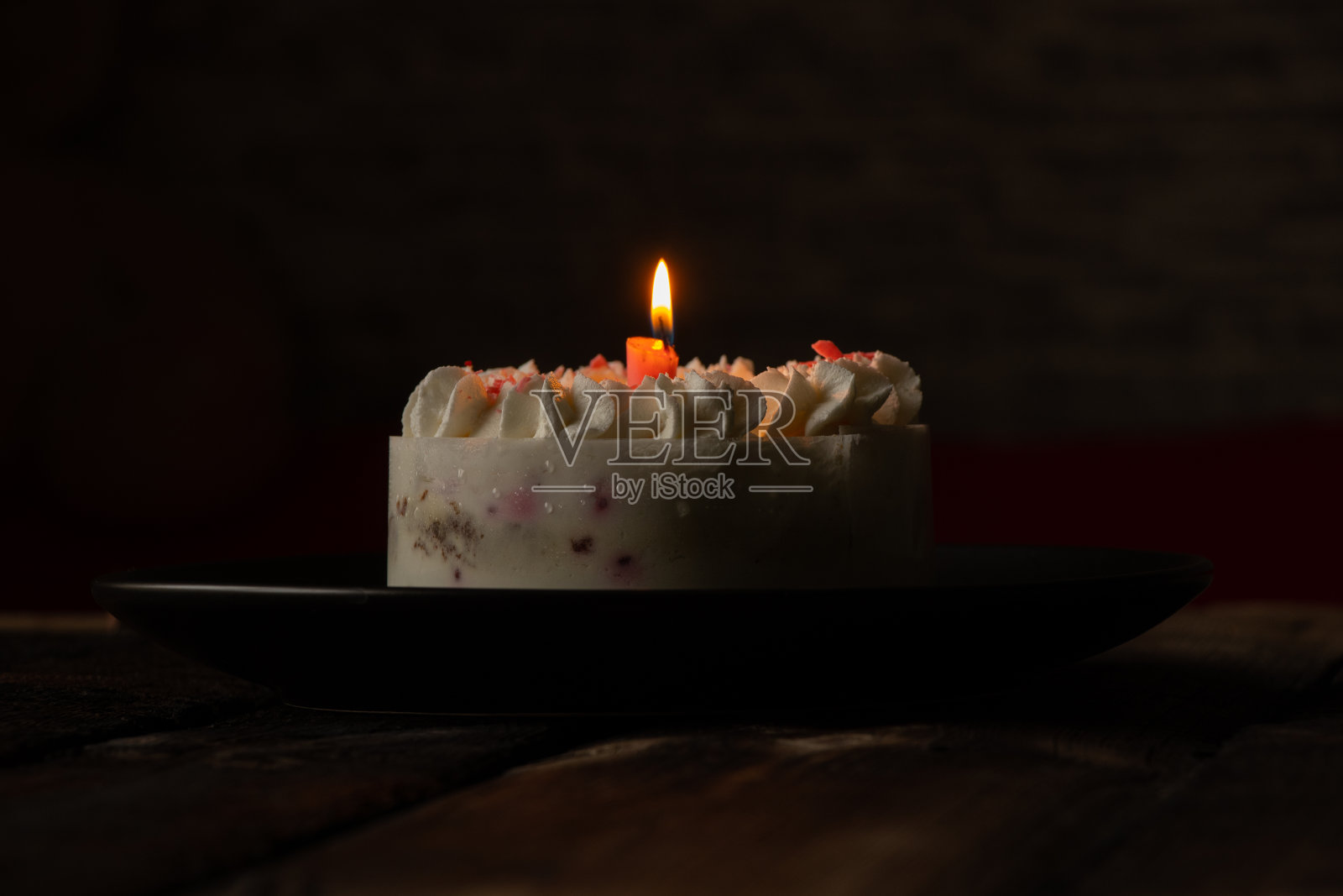 生日蛋糕在家里的桌子上，节日生日照片摄影图片