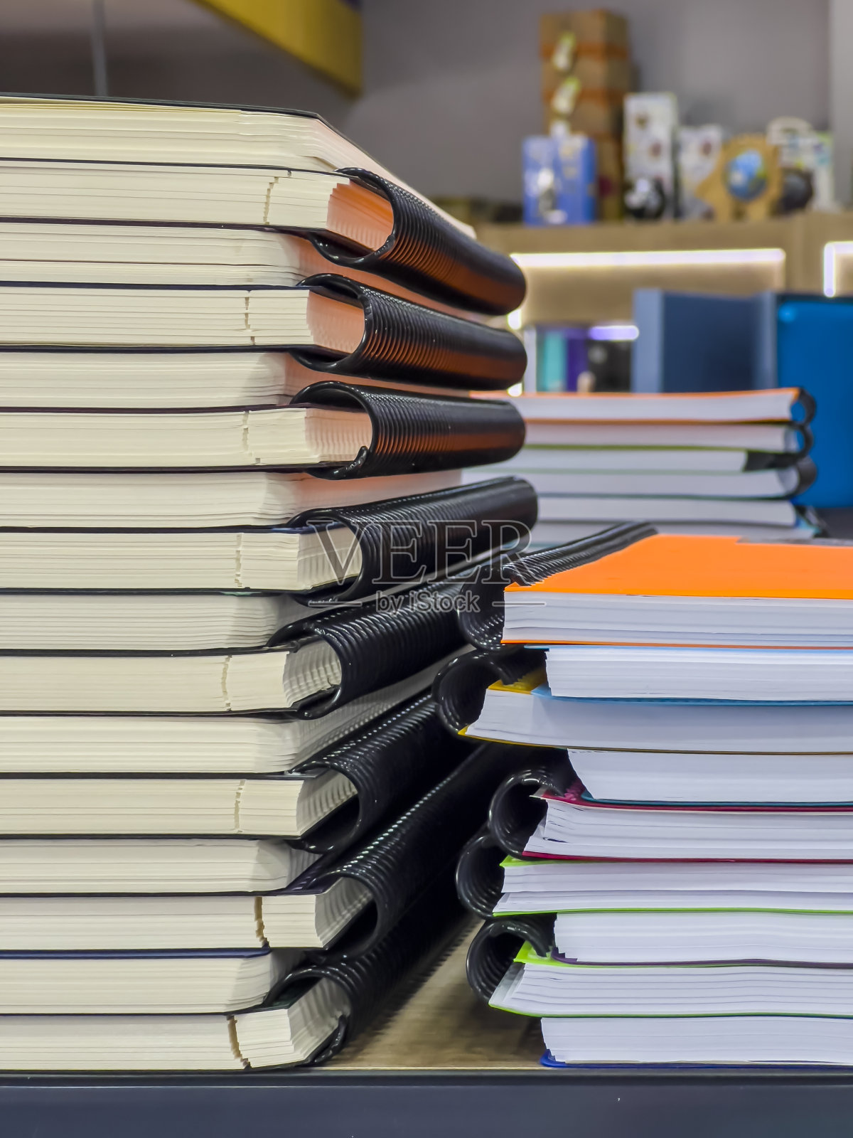 一叠黑色螺旋笔记本照片摄影图片