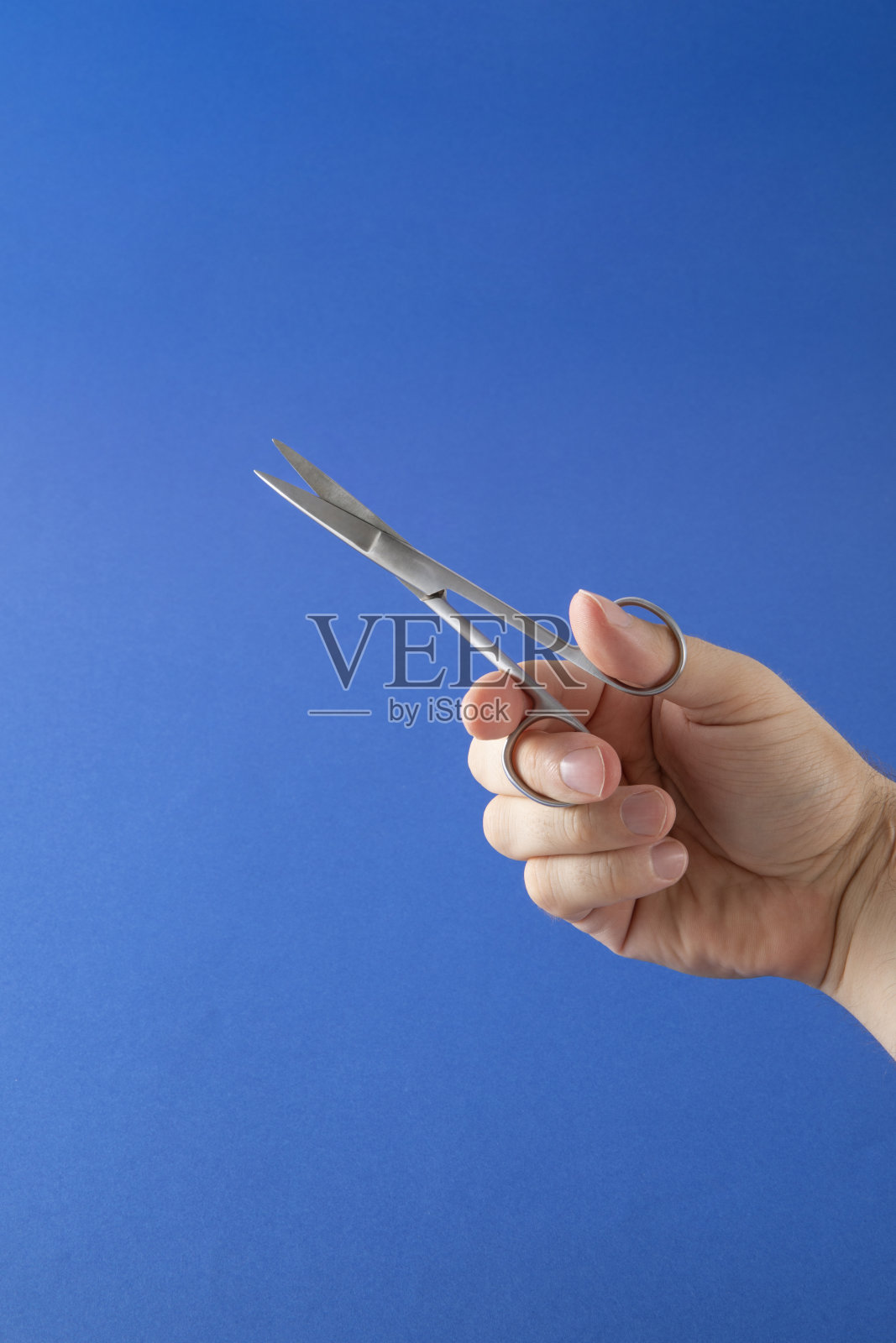 手拿着剪刀照片摄影图片