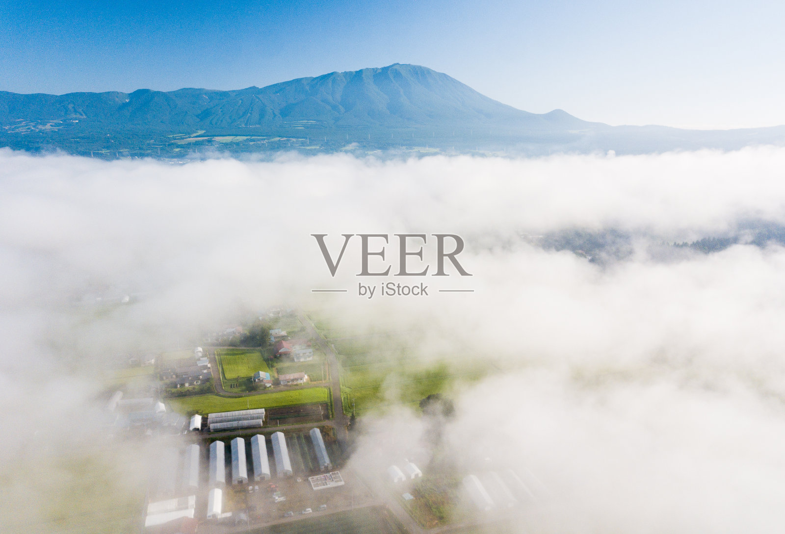 从云端俯瞰岩手山照片摄影图片