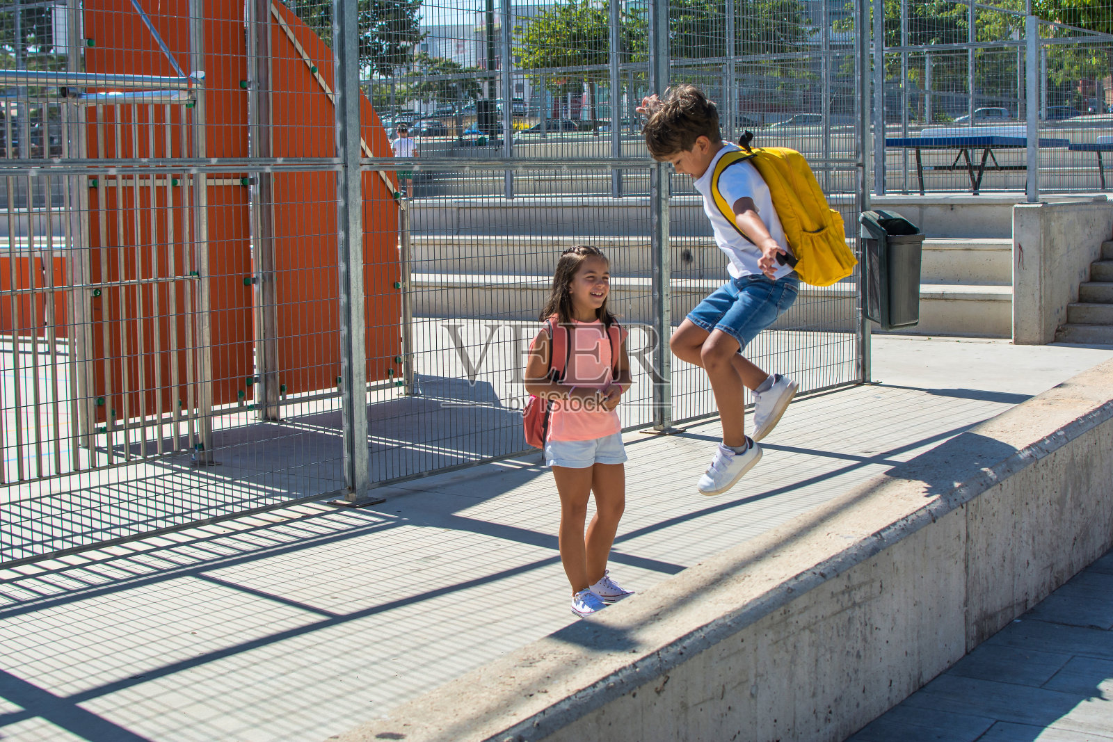 回到学校。照片摄影图片