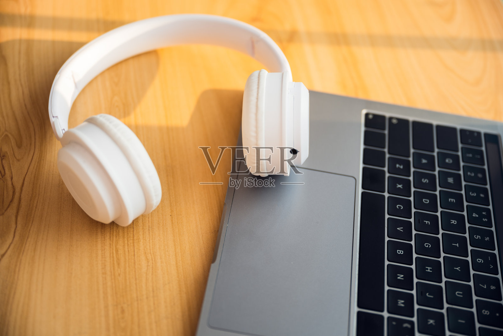 办公文具如黄昏时分的电脑照片摄影图片