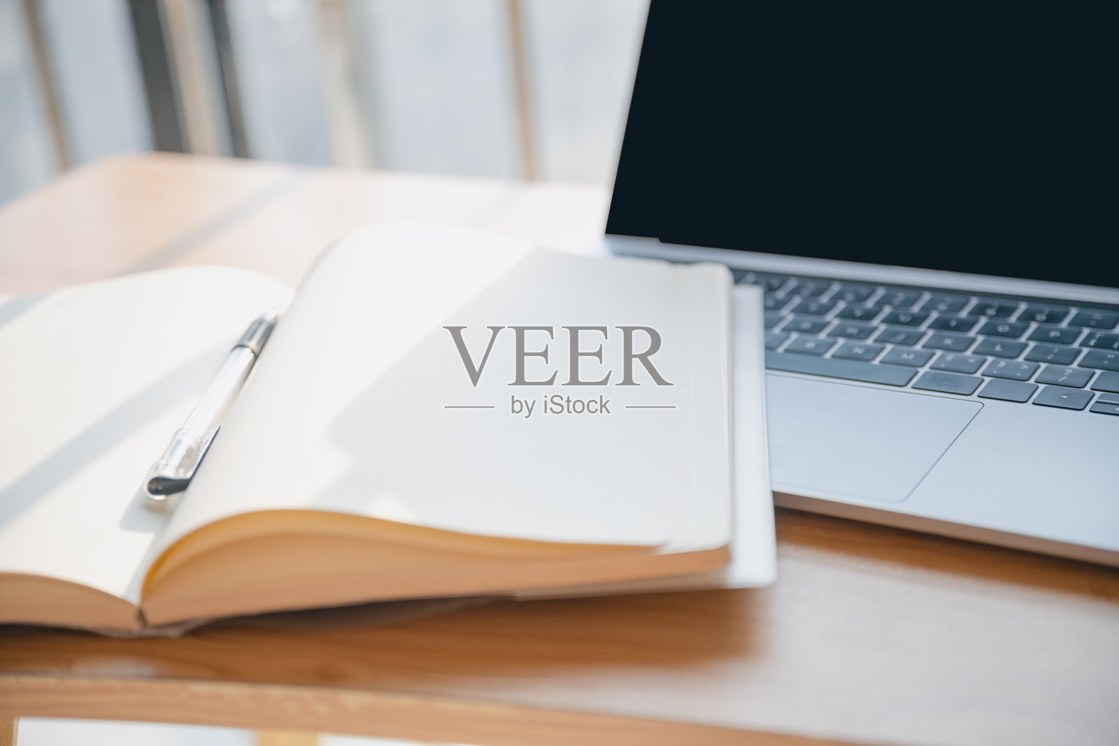 办公文具如黄昏时分的电脑照片摄影图片