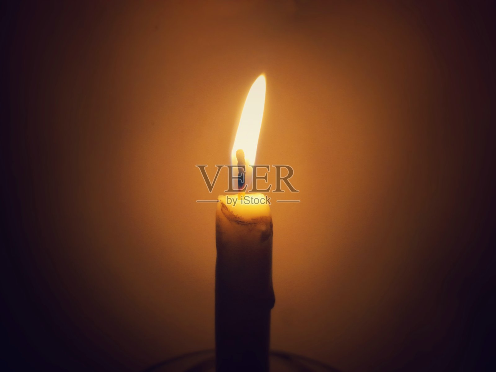 在黑暗中燃烧的白色蜡烛照片摄影图片