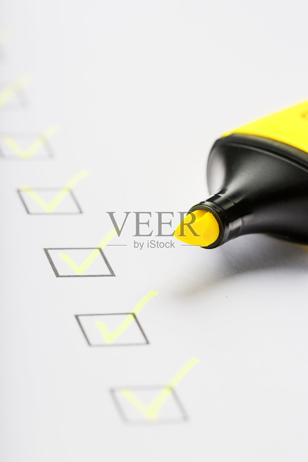 黄色记号笔，清单上有记号笔。照片摄影图片