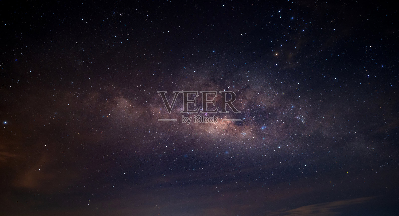 紫色和蓝色的夜空银河和星星在黑暗的背景。带着噪音和谷物。照片由长曝光和选择白平衡。照片摄影图片