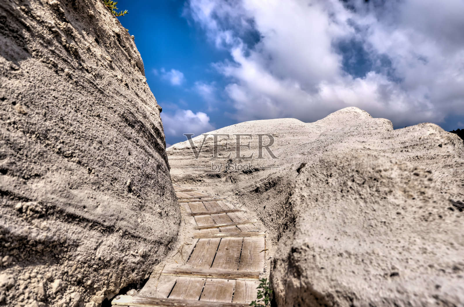 意大利伊斯基亚岛上圣安吉洛海滩小村庄的海滩边小路照片摄影图片