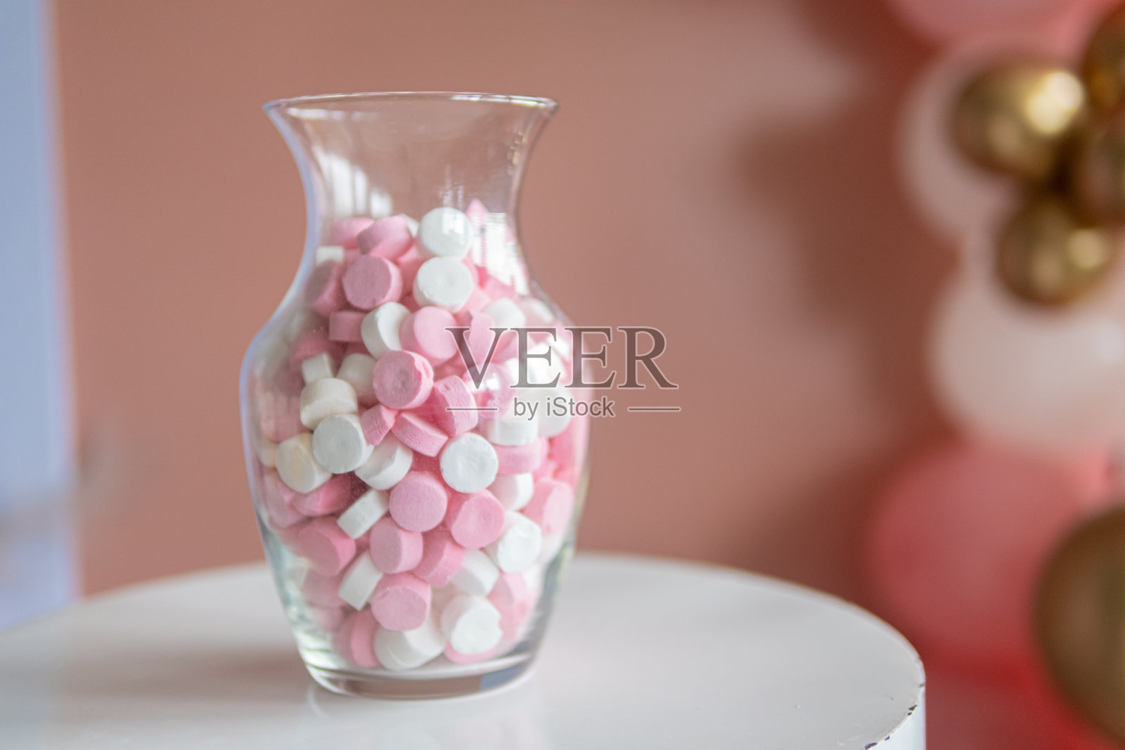 粉色和白色的糖果在一个罐子里照片摄影图片