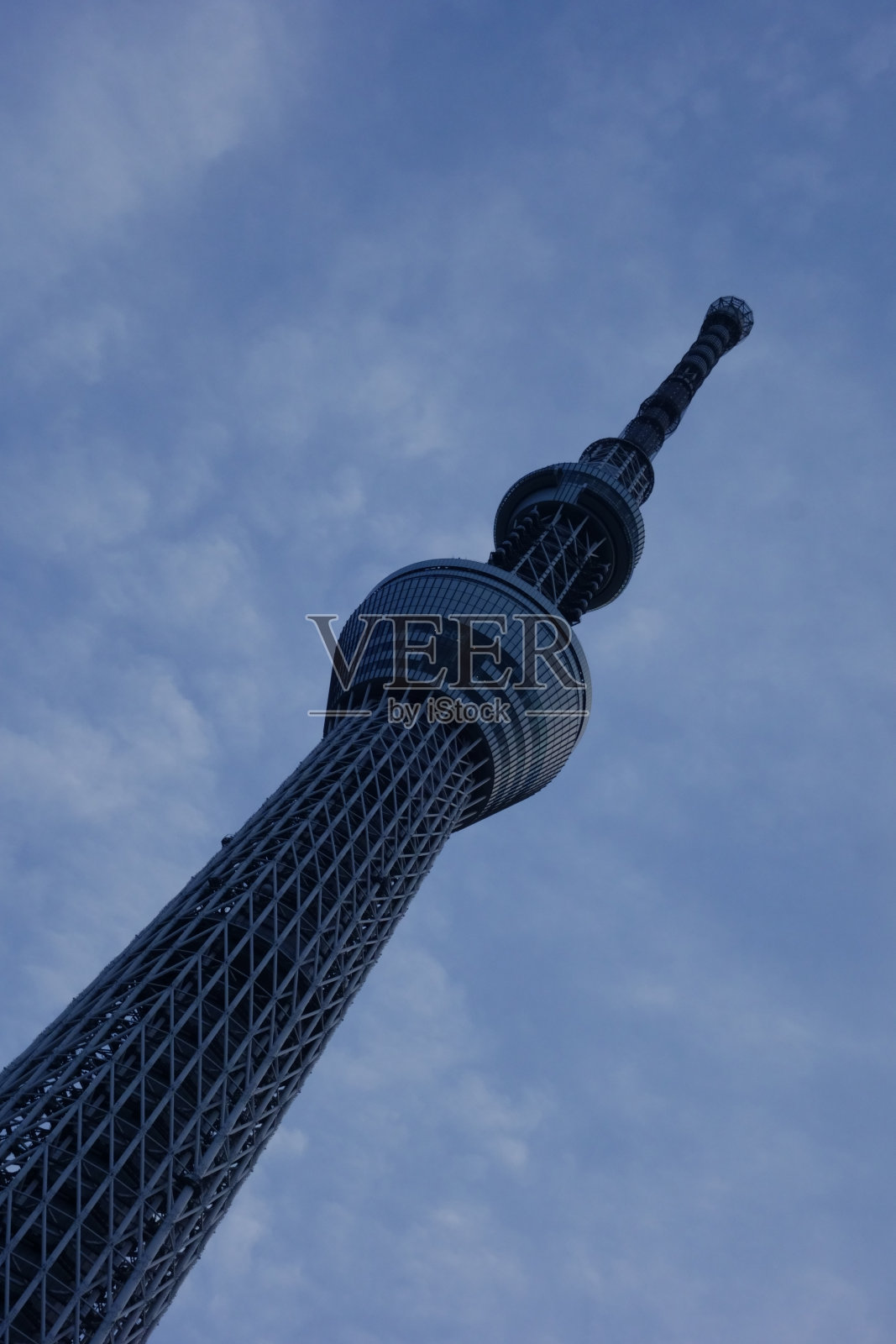 黄昏时分，东京地标广场的天空树照片摄影图片