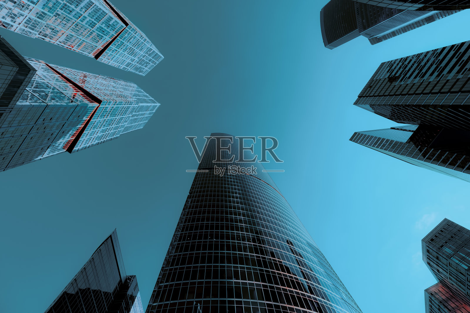 办公和住宅摩天大楼在蓝色的夕阳天空。商业地产。城市的现代商业区。办公楼外观。城市金融区。照片摄影图片