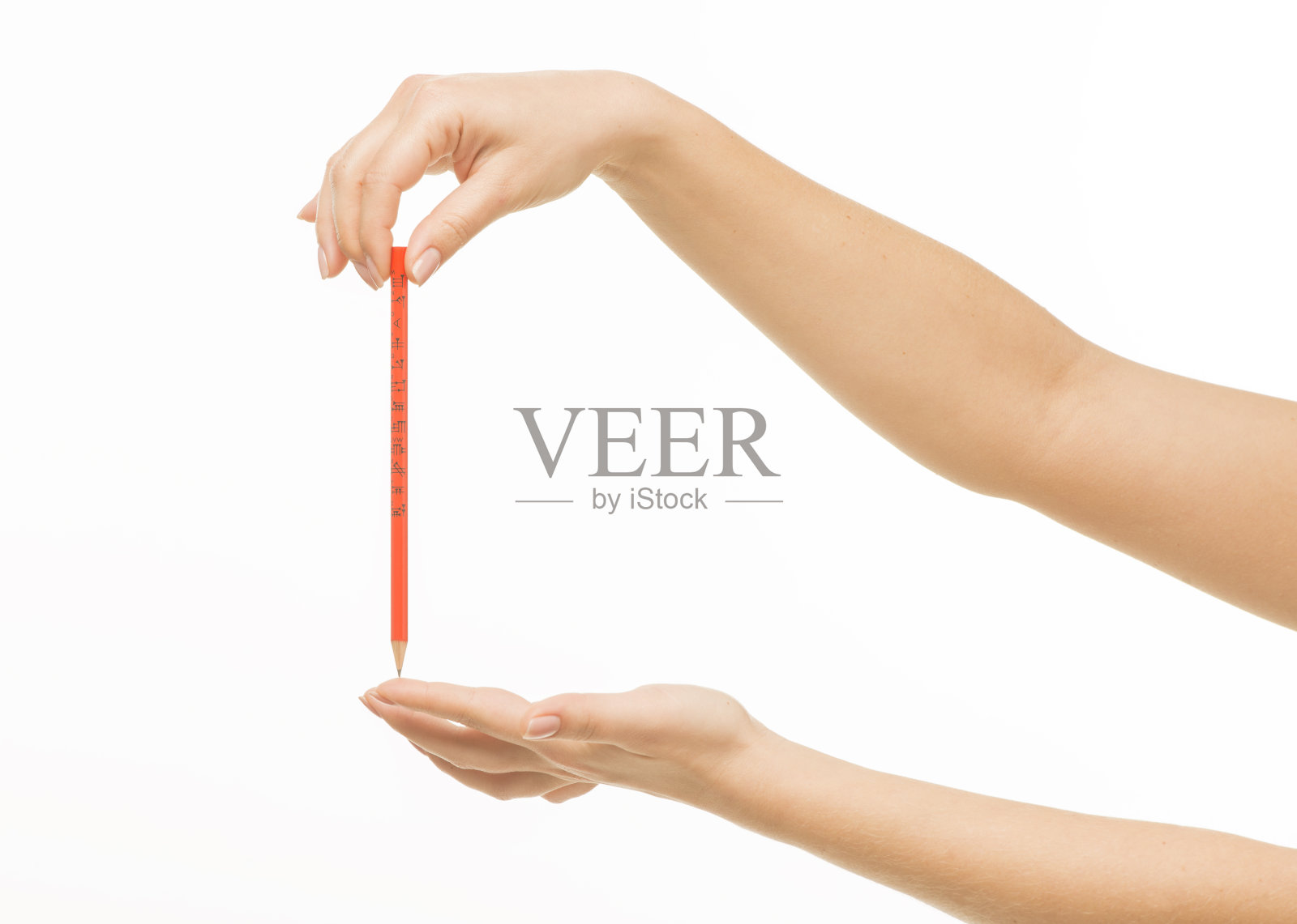 女性手握橙色铅笔在白色背景孤立照片摄影图片