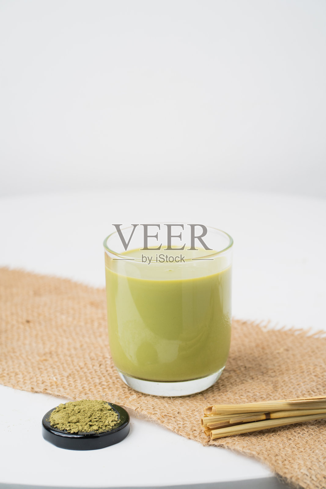 白色黑土地上的绿茶和绿茶粉照片摄影图片