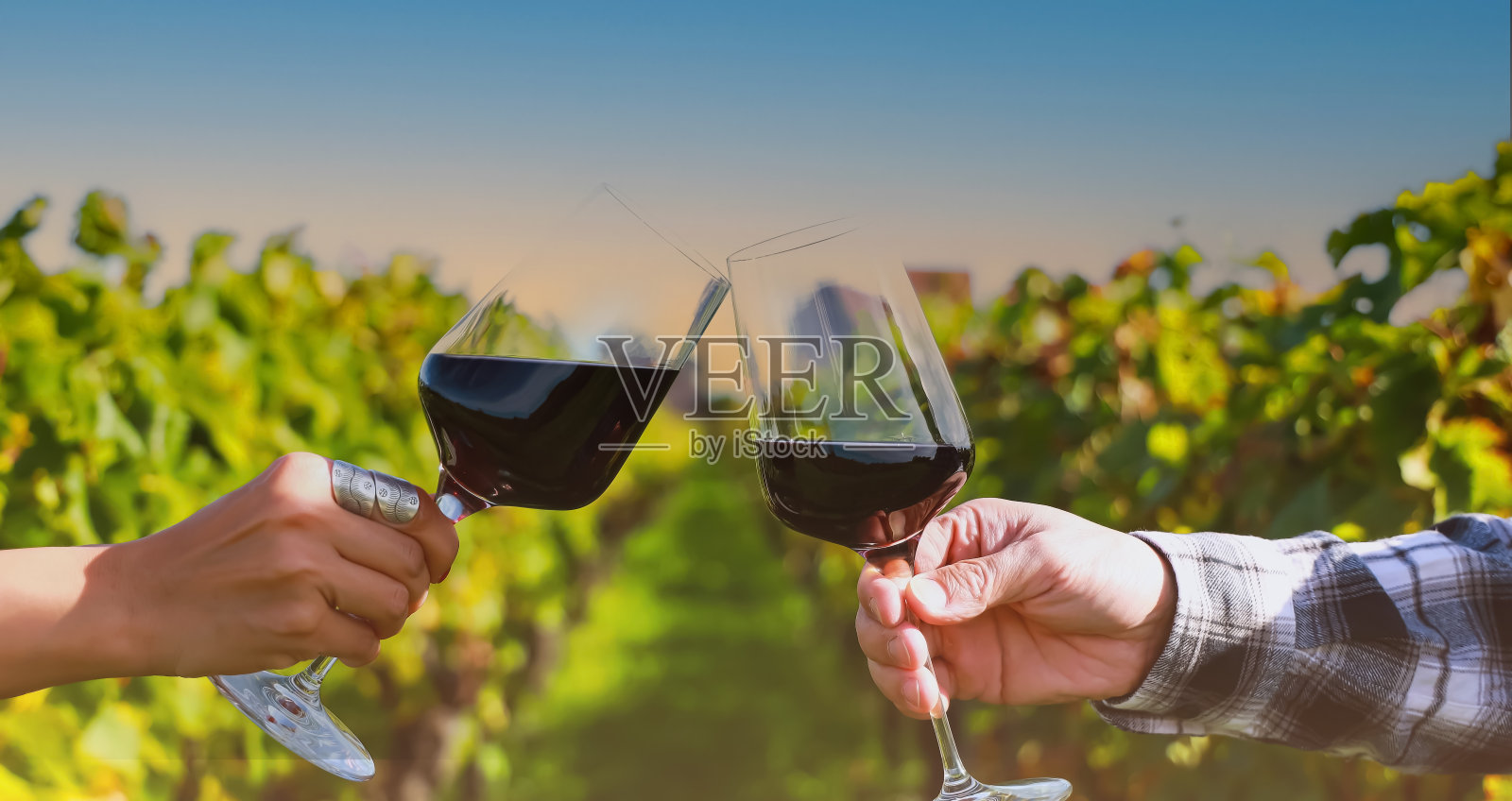 近距离夫妇喝葡萄酒有乐趣的酒庄与晚上的天空场景在法国波尔多照片摄影图片