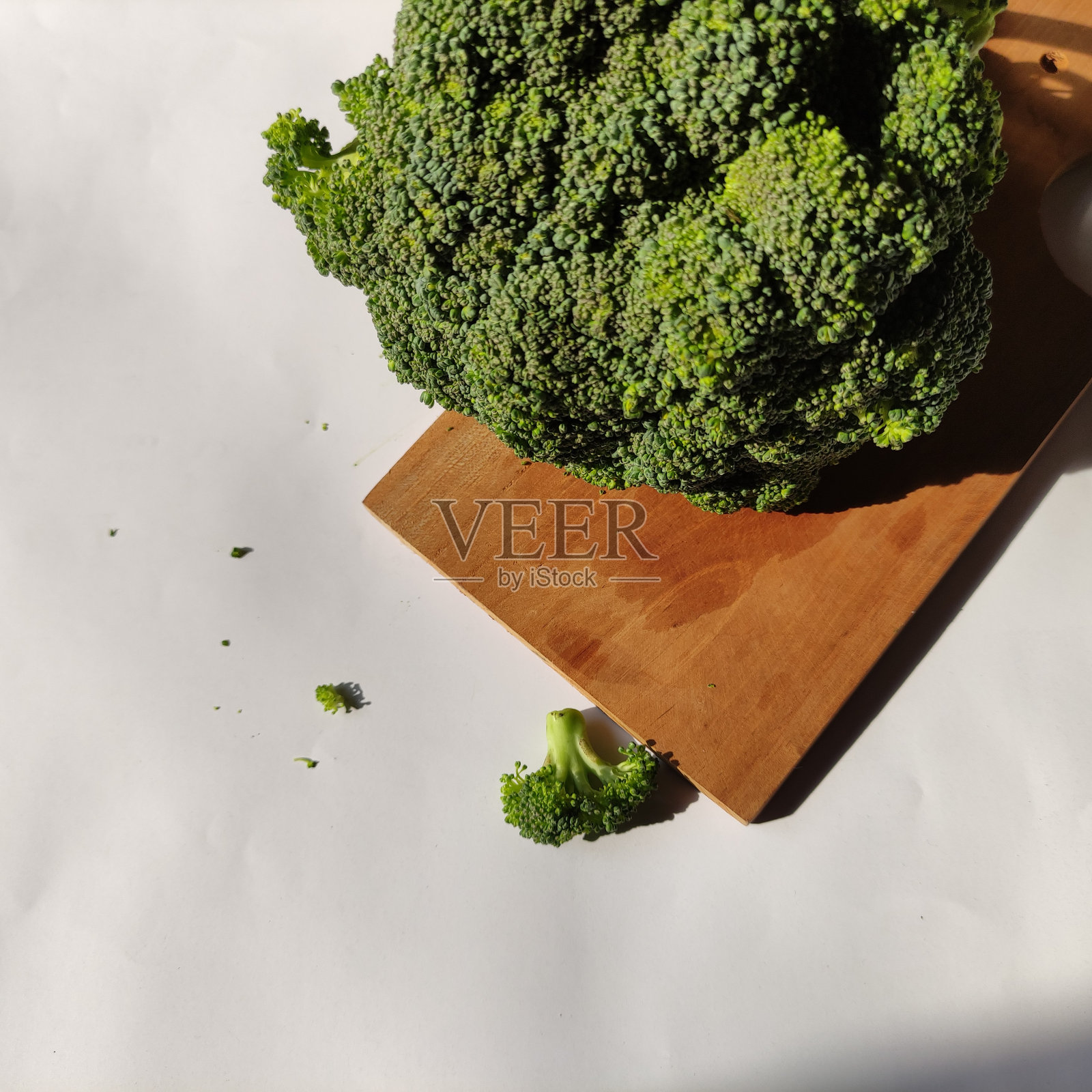 从传统市场买来的绿色新鲜西兰花。照片摄影图片