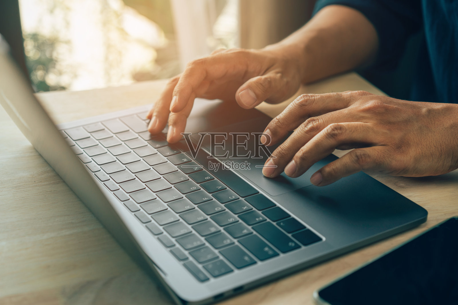 商人的手使用笔记本电脑。照片摄影图片