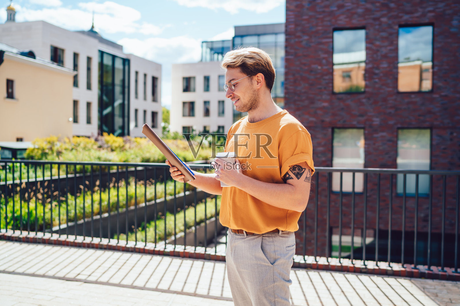 带外卖饮料的聪明人会读笔记照片摄影图片
