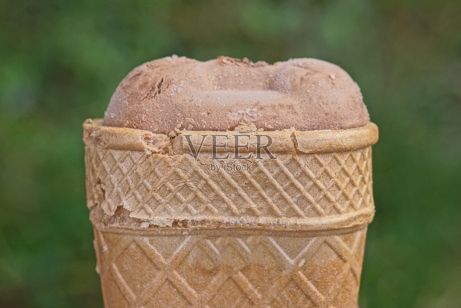 一个大的棕色冰淇淋放在华夫杯里照片摄影图片