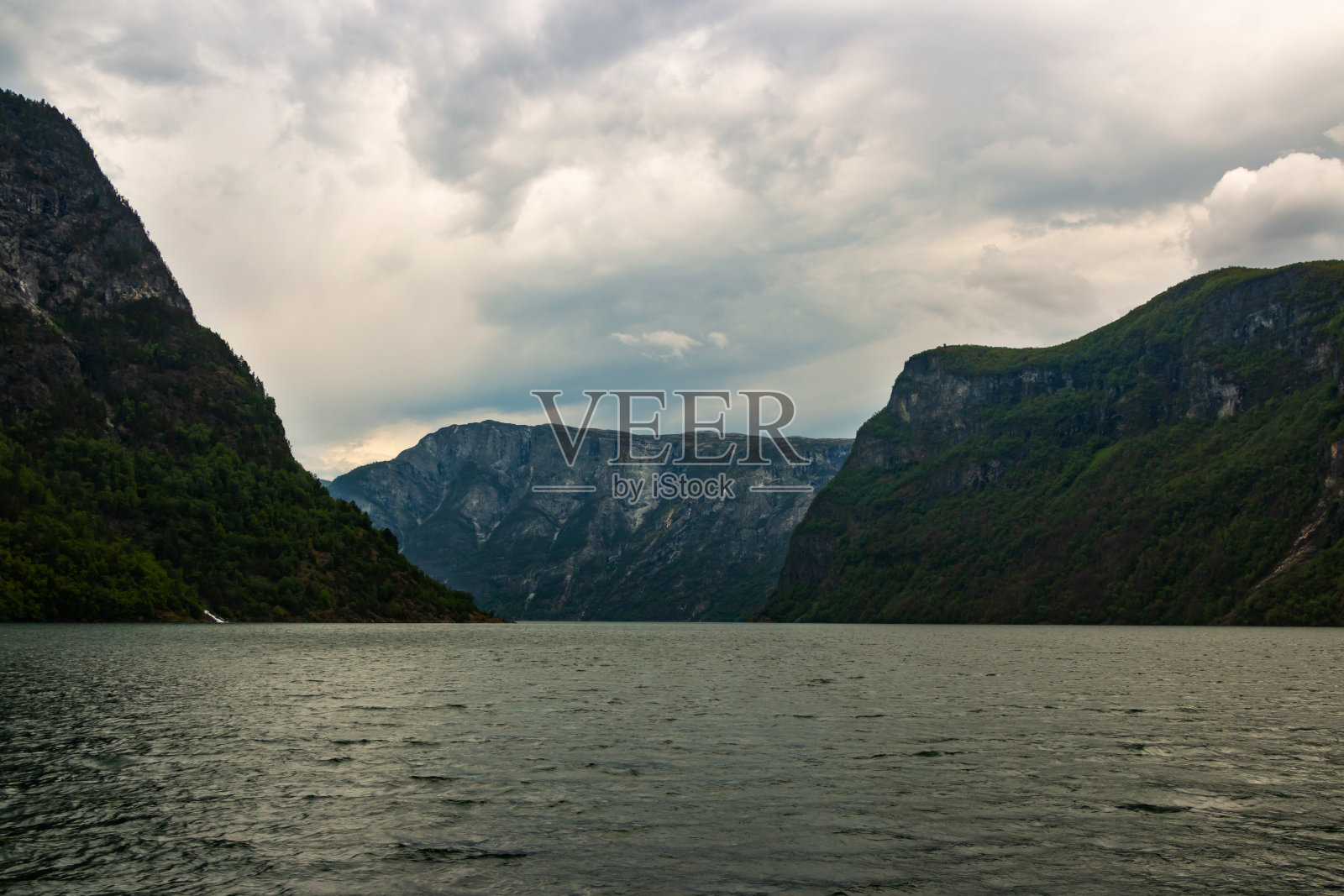 挪威和斯堪的纳维亚半岛的n ærø y峡湾，雪山和五颜六色的峡湾，令人惊叹的美丽景色照片摄影图片