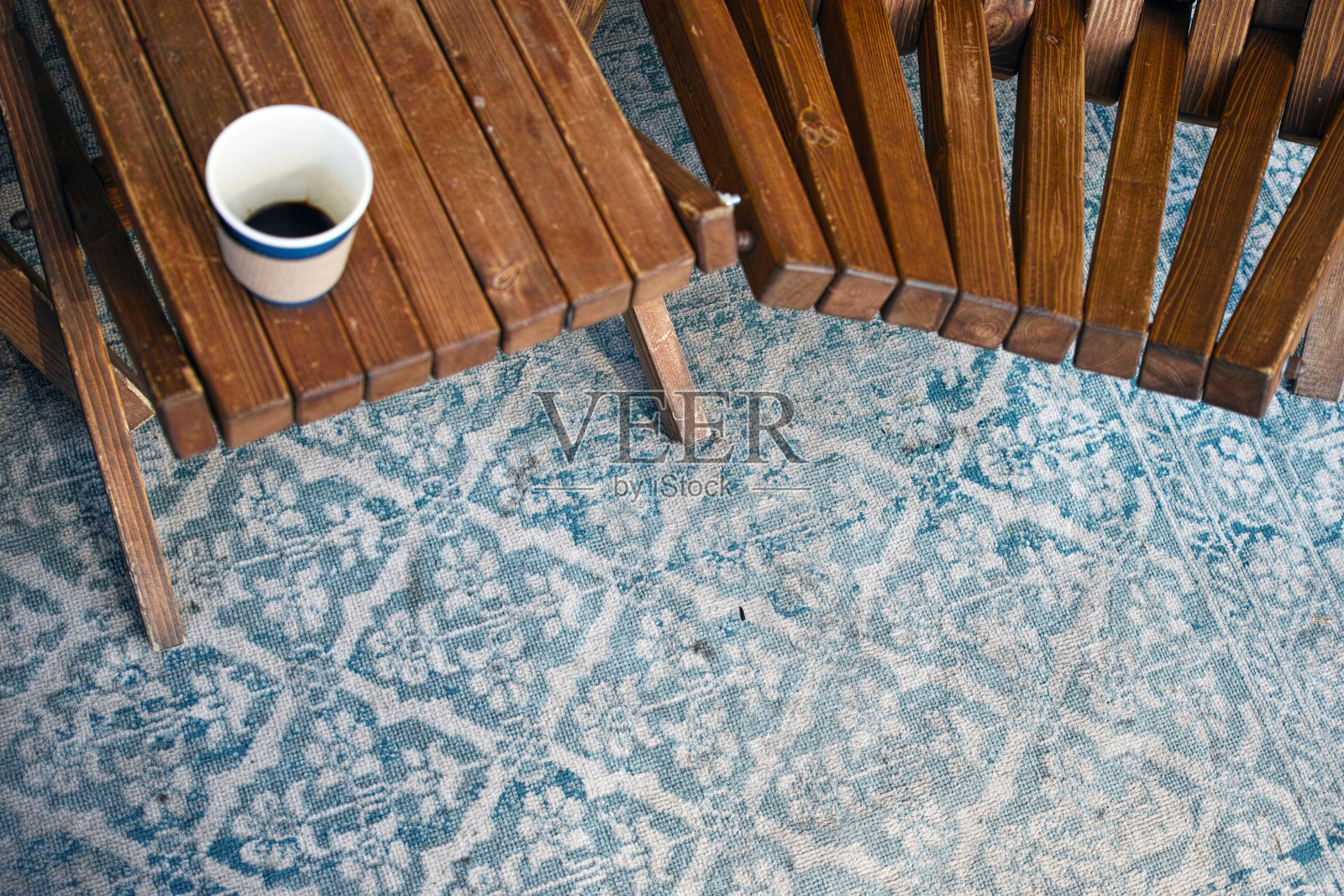 地毯上的椅子照片摄影图片