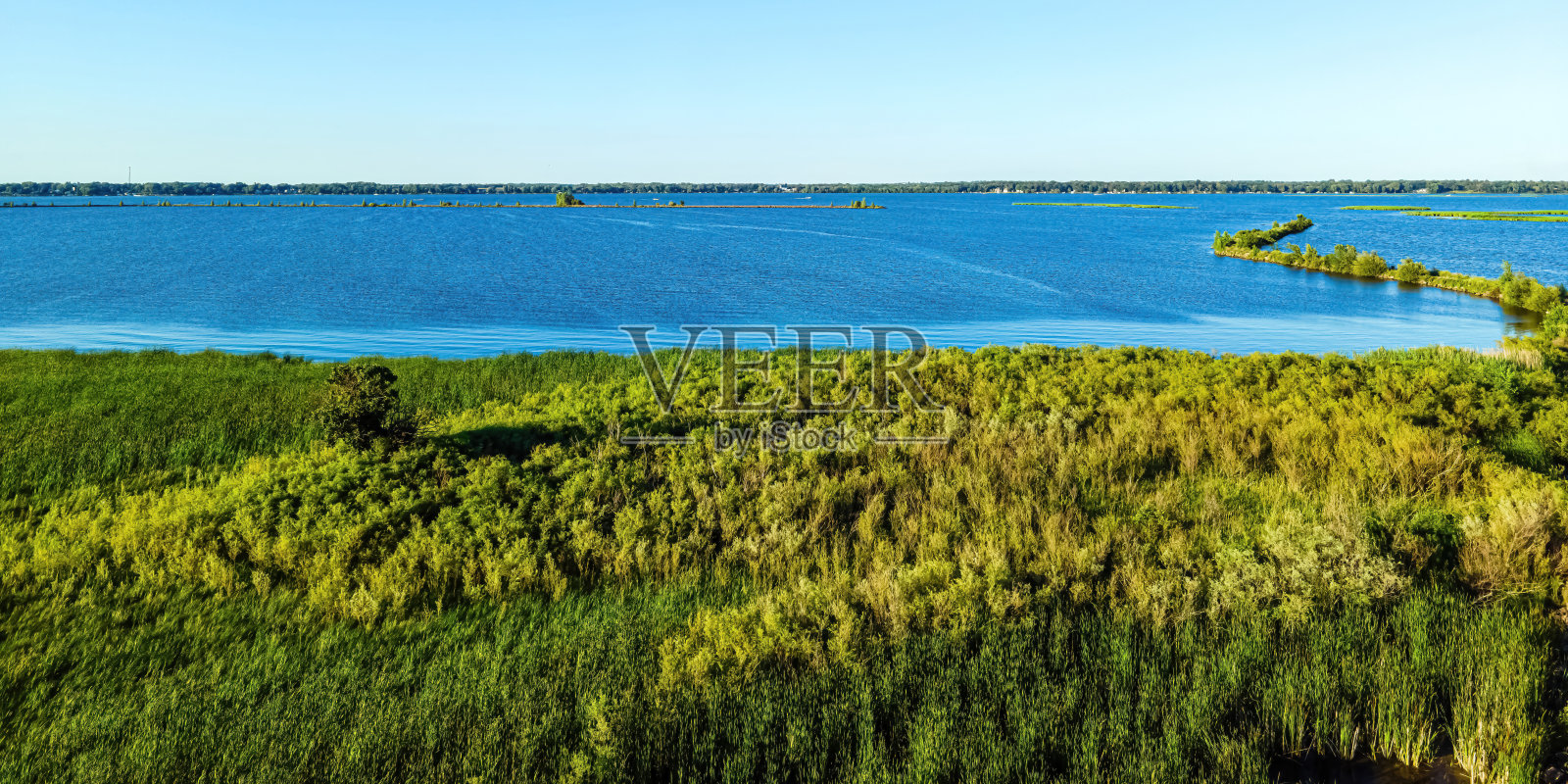 鸟瞰奥什科什福克斯河防波堤路径照片摄影图片