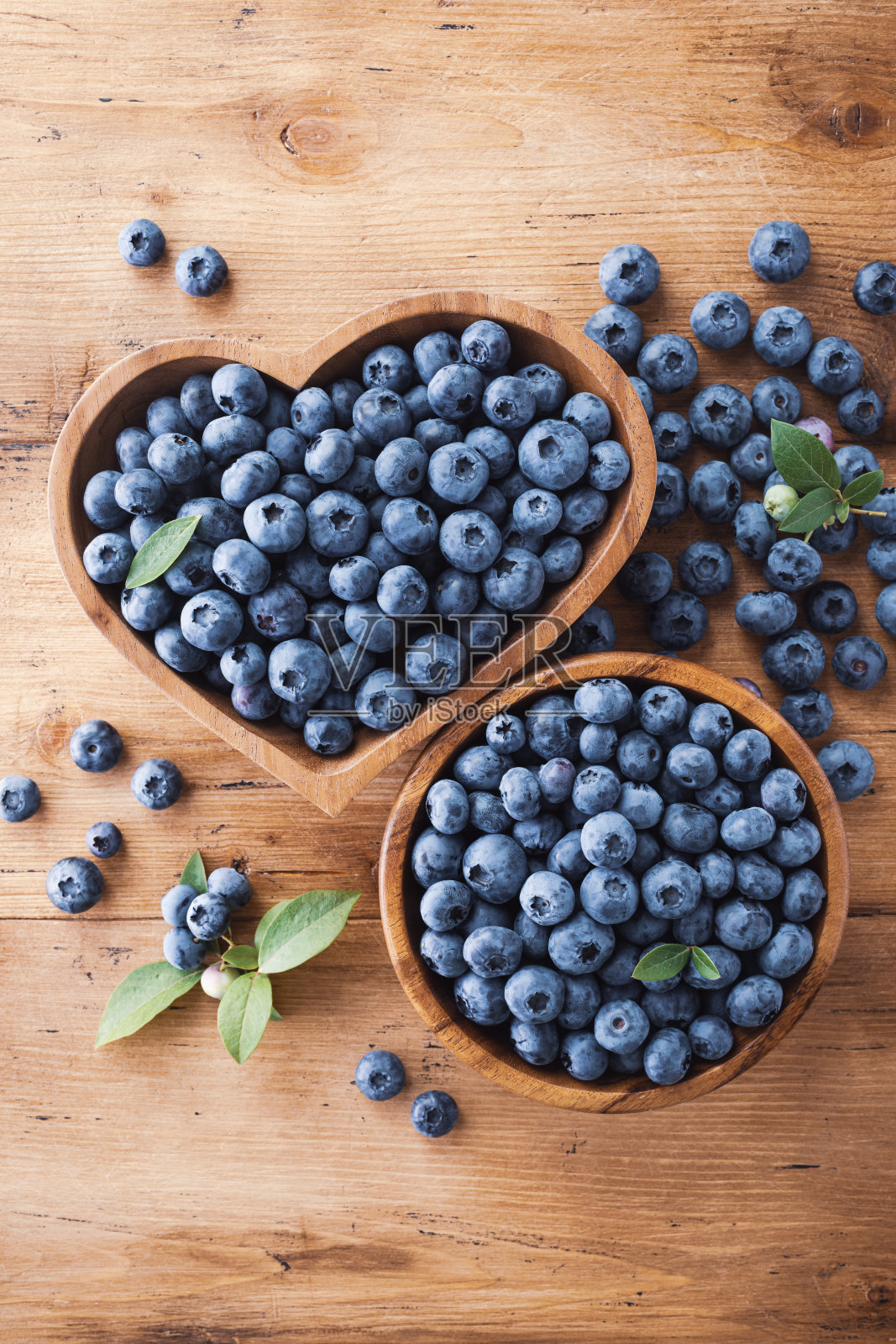 堆蓝莓在碗上的木制质朴的桌子上俯瞰。有机超级食品和健康浆果。照片摄影图片