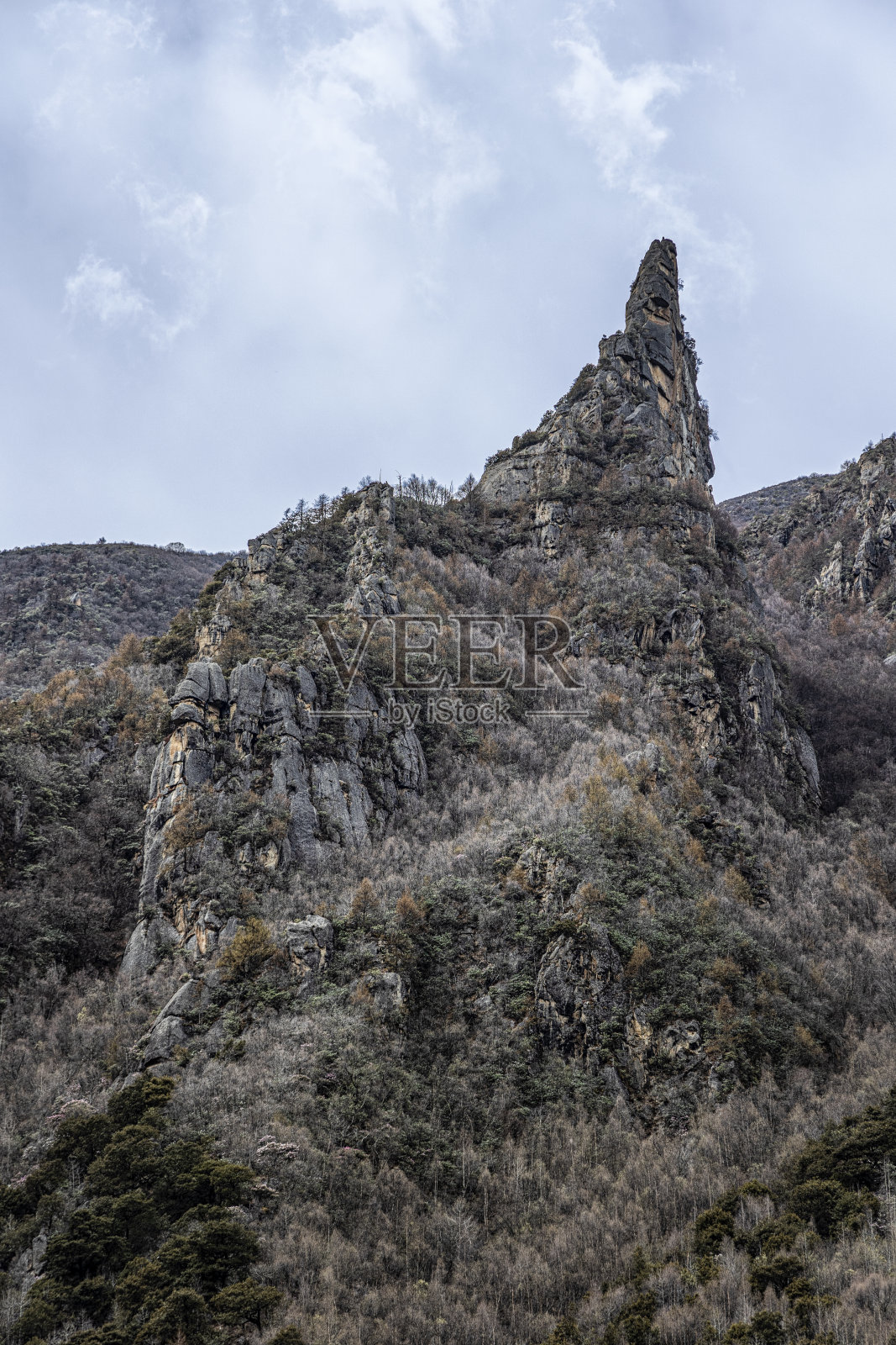 陡峭的山峰照片摄影图片