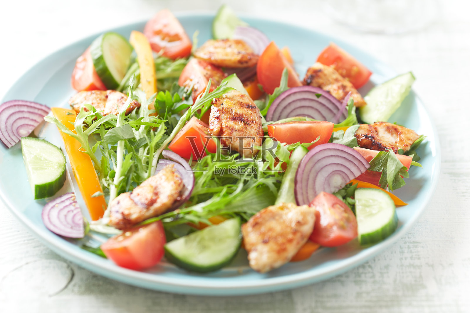 健康沙拉配鸡胸肉，圣女果，黄瓜，橙椒，菊苣和红洋葱。关闭了。照片摄影图片