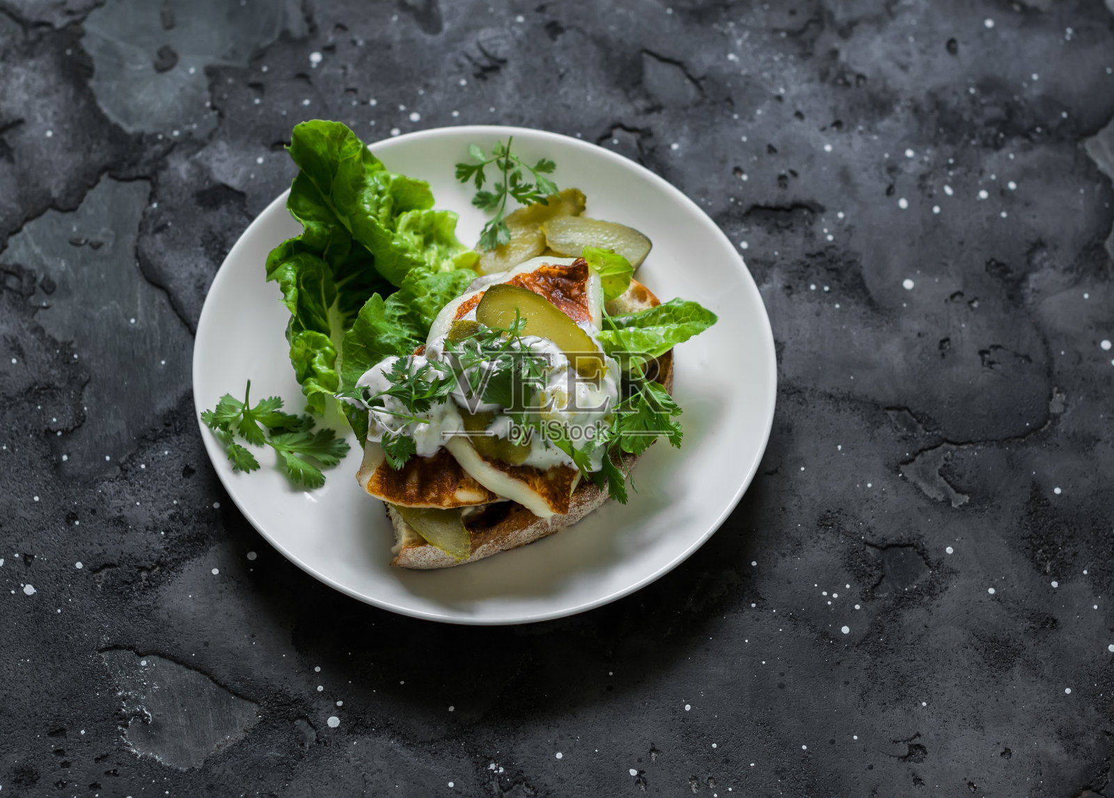 美味的小吃-油炸哈罗米和鞑靼沙司三明治在黑暗的背景，俯视图照片摄影图片