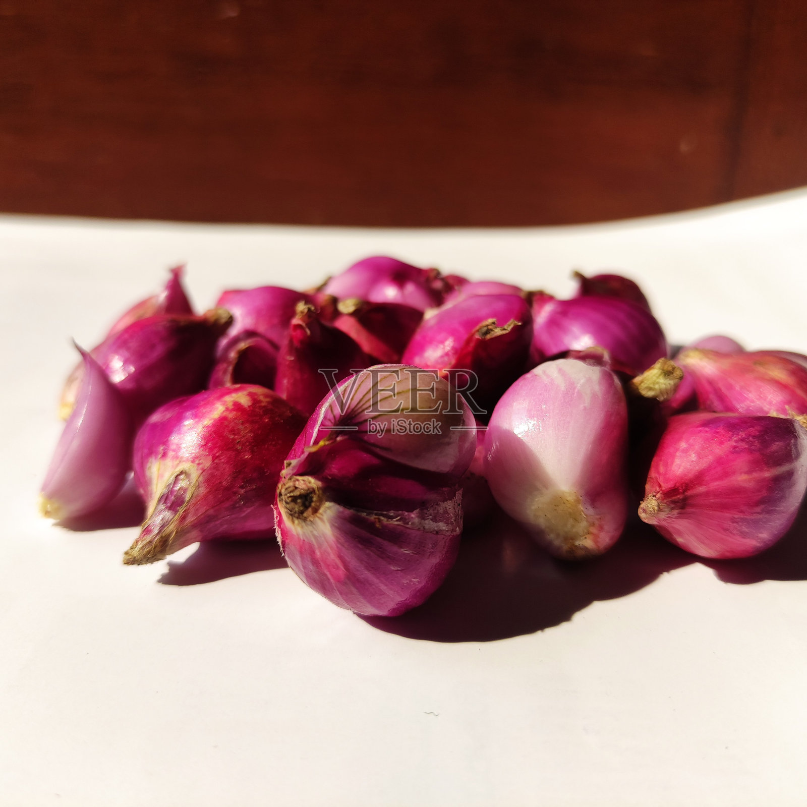 一串新鲜的洋葱。照片摄影图片