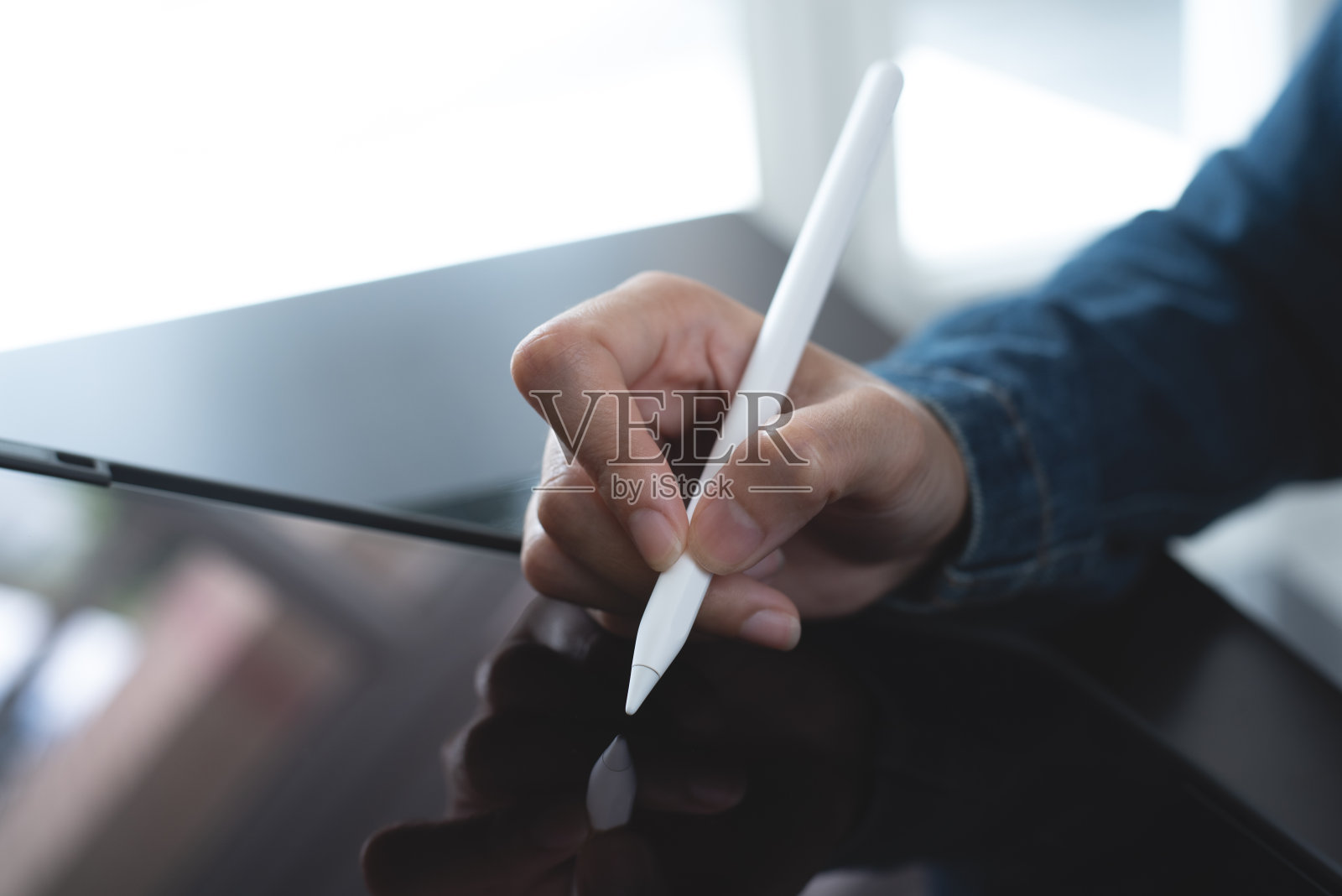 近距离商务女性的手与手写笔触摸数字平板电脑的办公桌，商务和技术，无纸化办公，电子文件的概念照片摄影图片