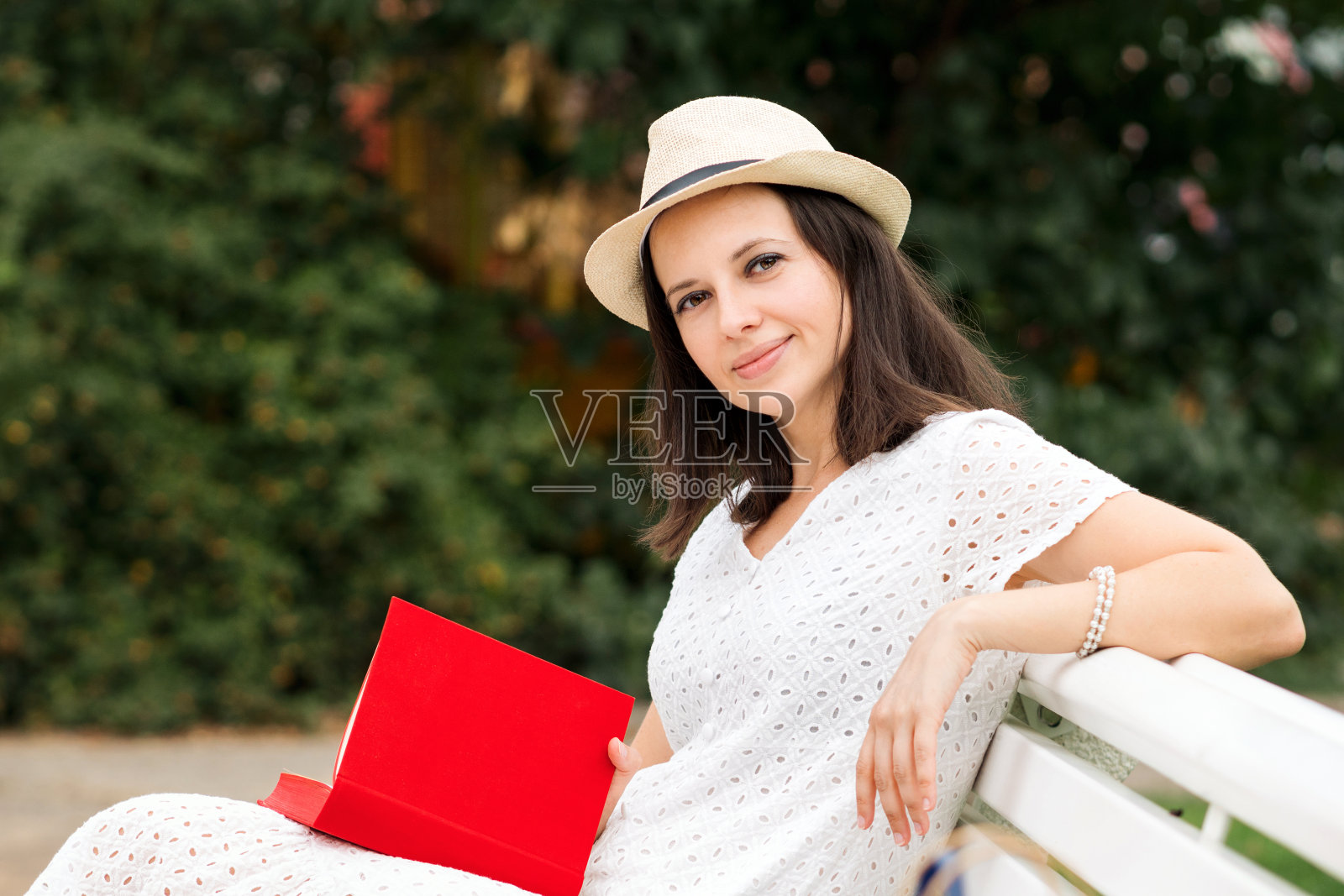 拿着红书的女人照片摄影图片